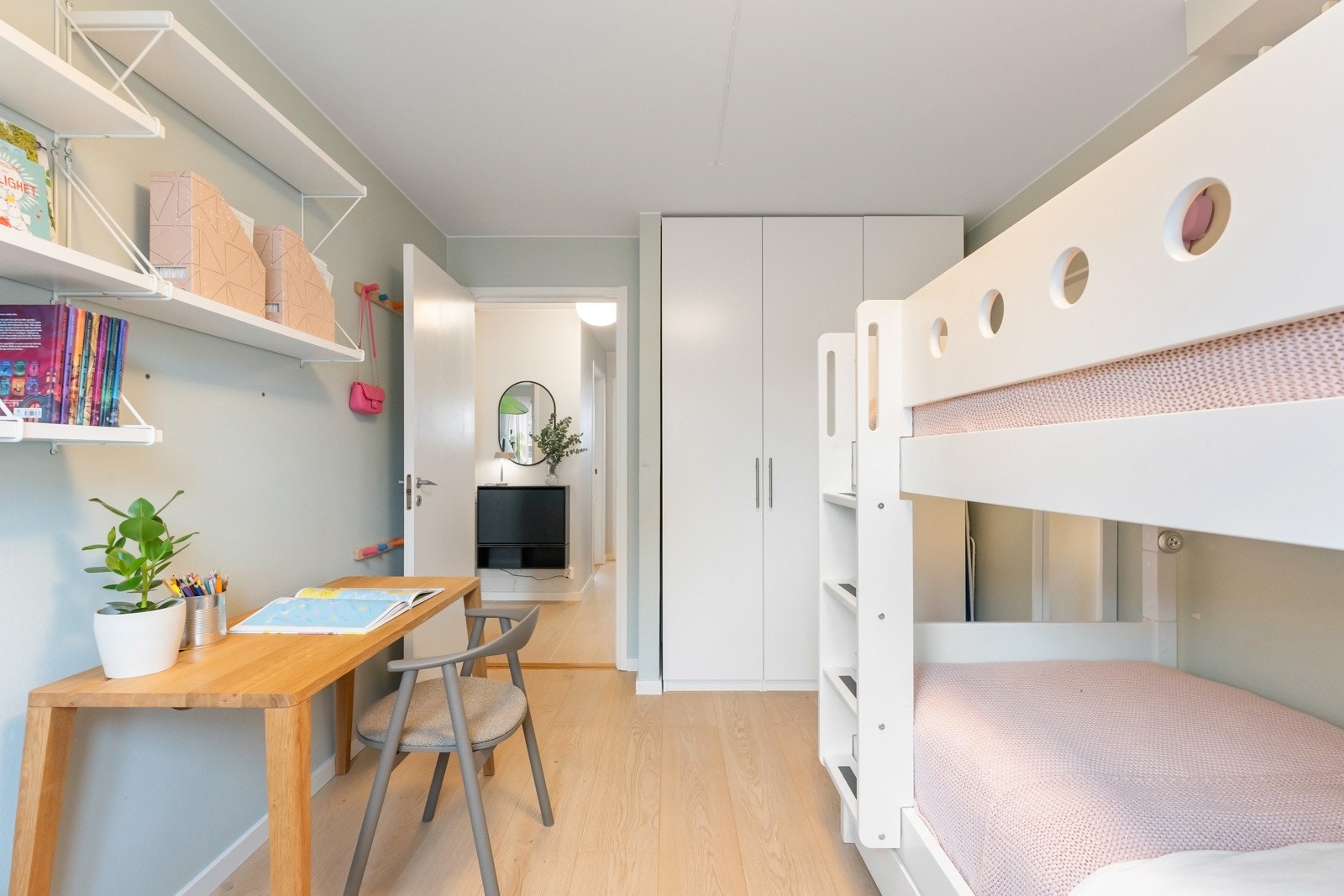 Et av barnerommene og hovedsoverom er utstyrt med garderober. Galleribilde