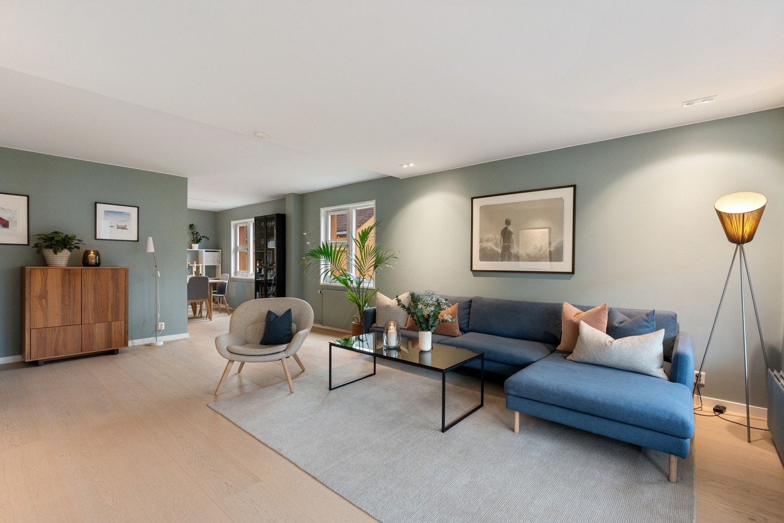 Stuen er et lyst og innbydende rom med parkettgulv fra 2018 og slette overflater. Galleribilde