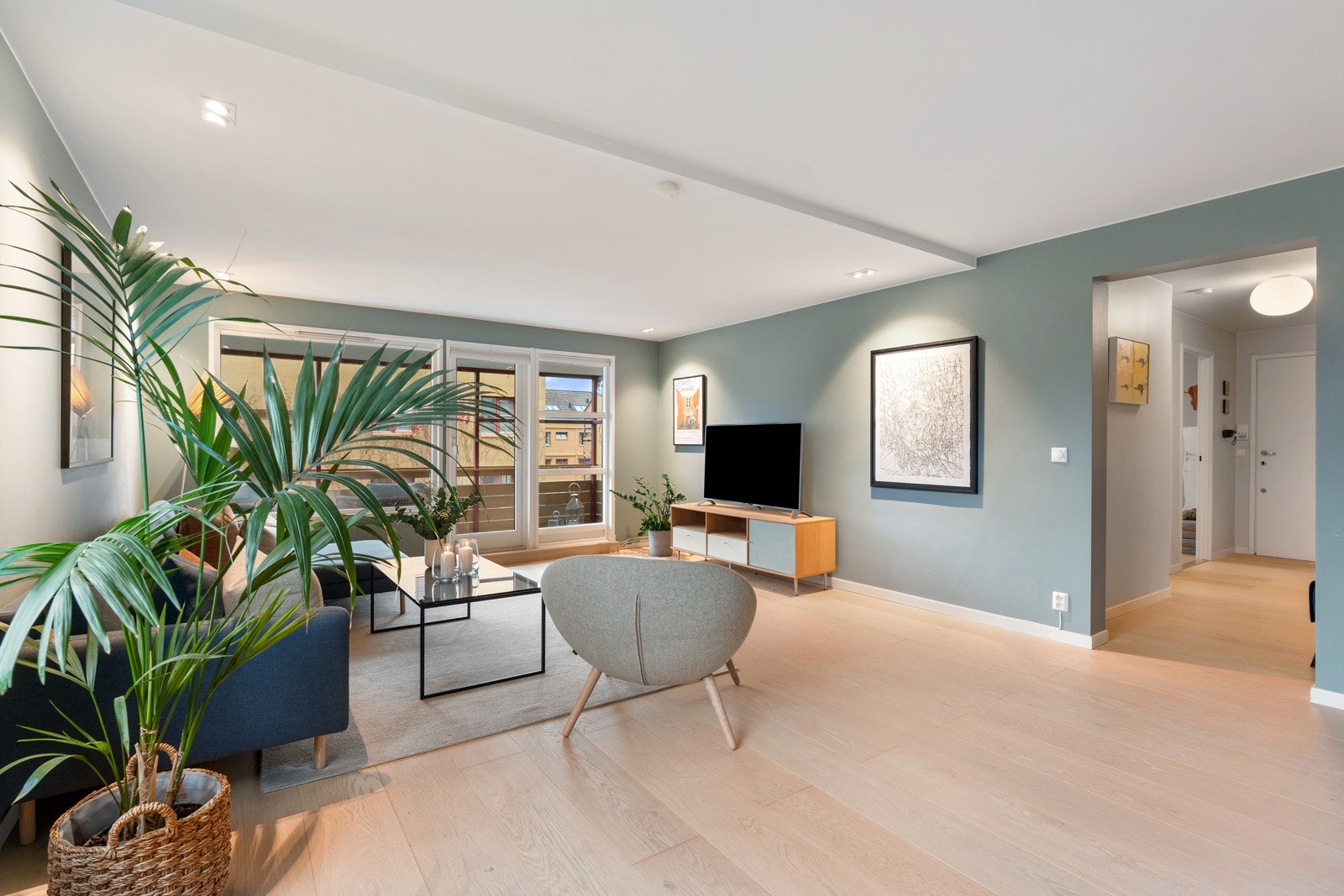 Takhøyde i stue målt til ca. 2,38 m. Galleribilde