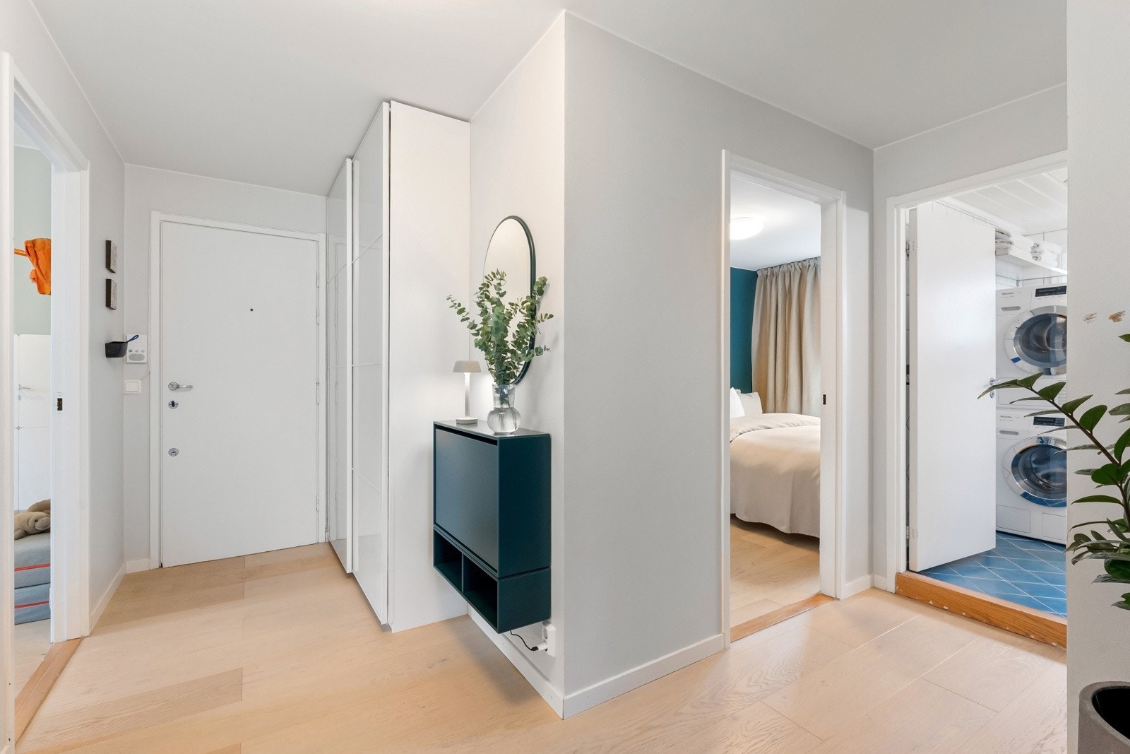 I entré har du god lagringsplass i garderobeskap. Det er også plass til å montere skoskap. Galleribilde