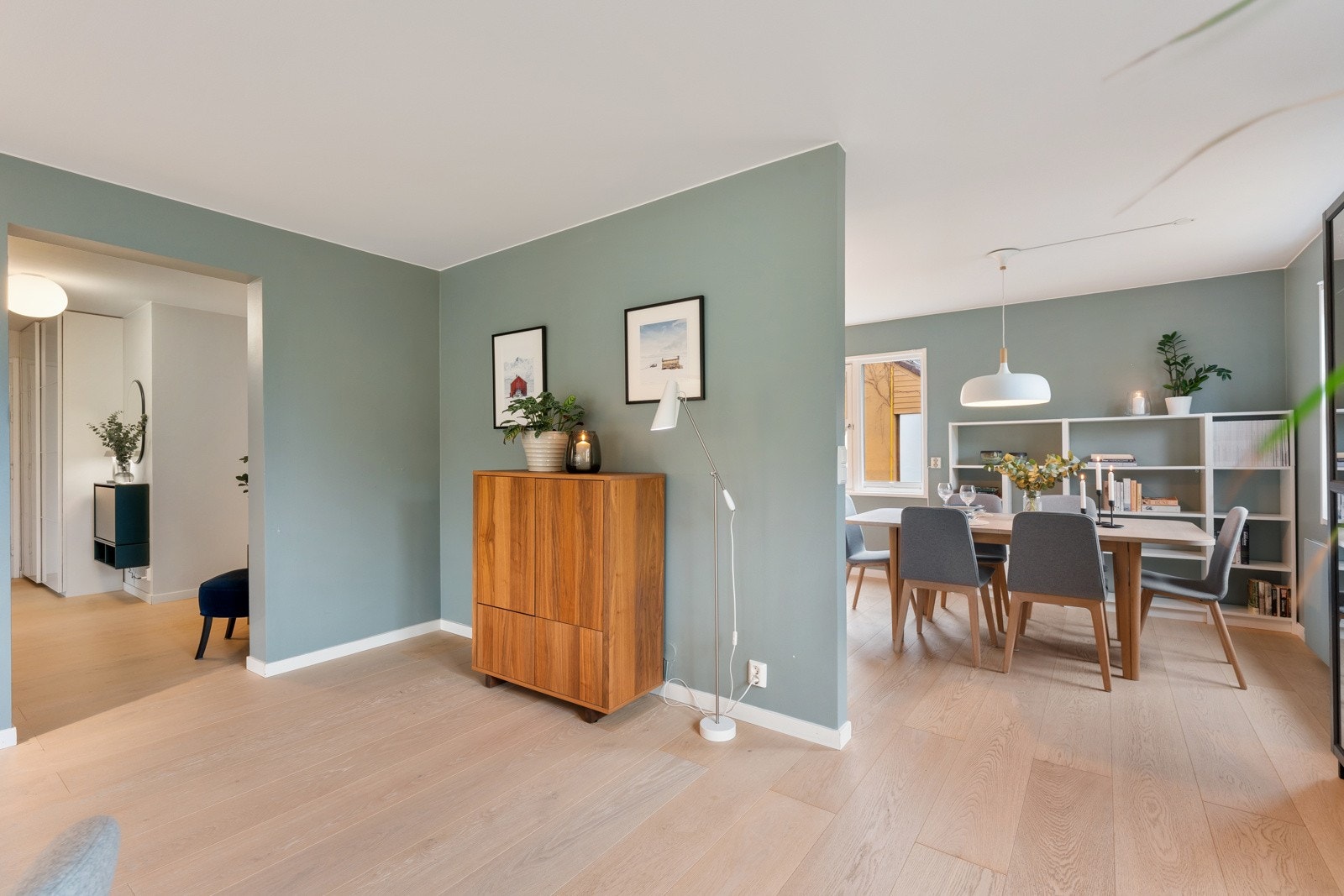 Boligen oppvarmes med sentralfyr via radiatorer. Galleribilde