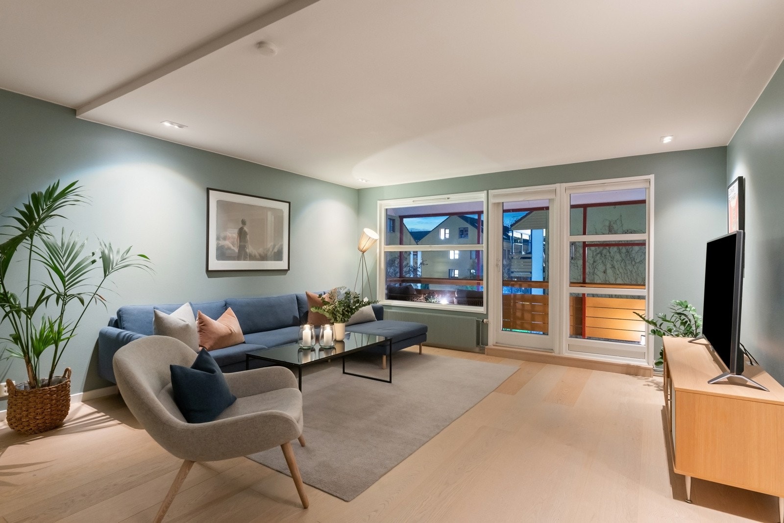 De store vindusflatene sørger for rikelig med naturlig lys i rommet. Galleribilde