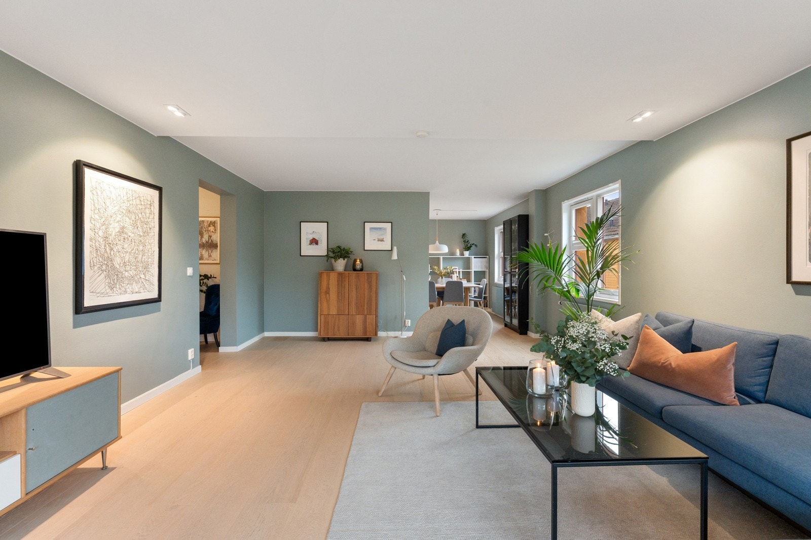 Boligen har gjennomgående moderne fargevalg i alle rom. Galleribilde