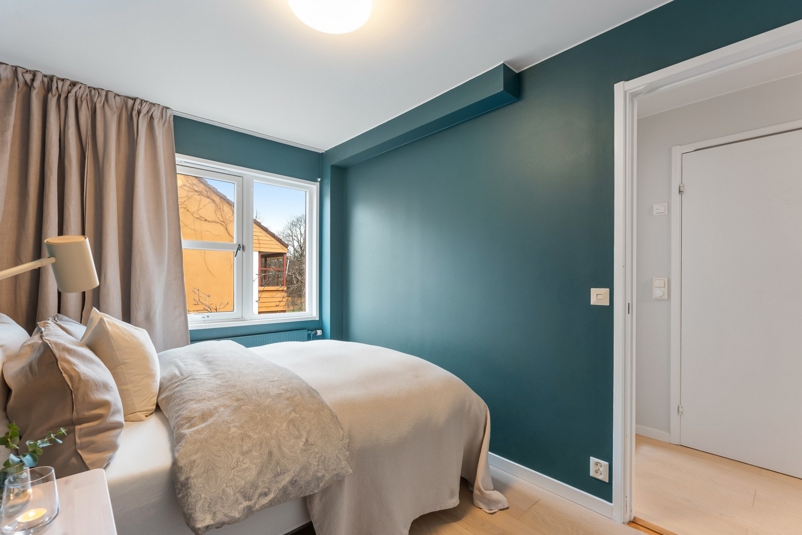 Hovedsoverommet er romslig og har god plass til dobbeltseng og garderobe. Galleribilde