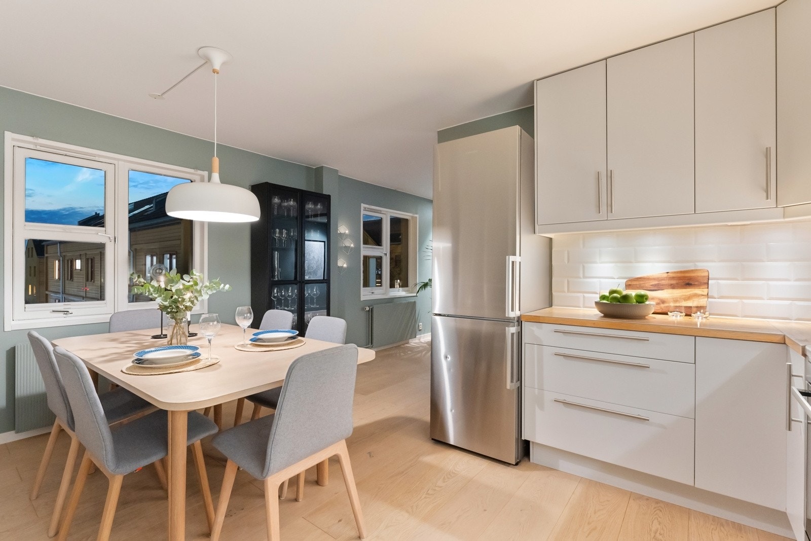 Kjøkkeninnredningen har glatte fronter og benkeplate i heltre. Galleribilde