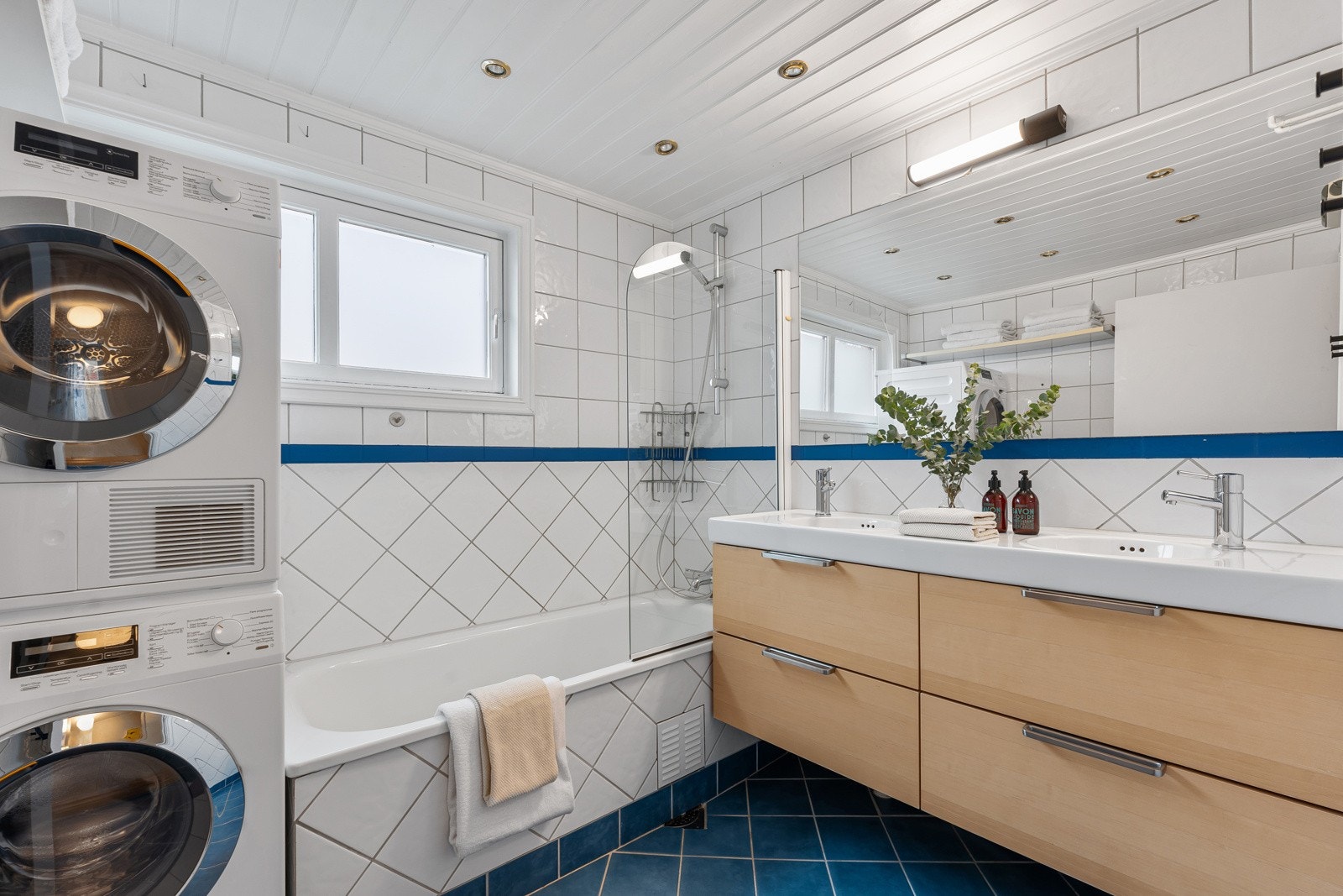 Boligen har et bad og et separat toalett. Begge ligger praktisk tilknyttet gang og har varme i gulv og opplegg for vaskemaskin/ tørketrommel. Galleribilde