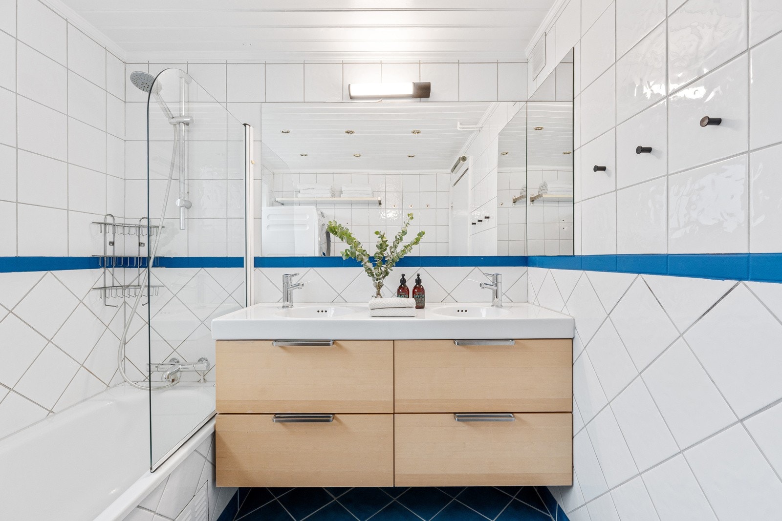 Badet er utstyrt med innredning med to nedfelte servanter med oppbevaring under, speil og badekar. Ventilasjon på badet via mekanisk avtrekk og tilluft ved dør. Galleribilde