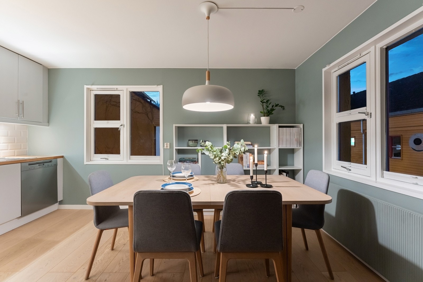 Her har man plass til stort spisebord. Galleribilde