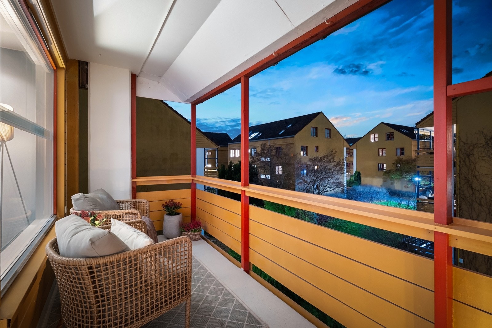 Den overbygde balkongen ligger ut mot grønne og rolige fellesarealer. Galleribilde