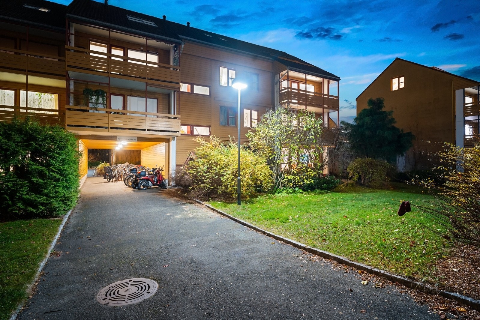 Borettslaget omkranser idylliske tun med sittegrupper, lekeapparater, frukttrær og gangstier. Fotballbane, basketball/volleyballbane og akebakke i nærområdet. Galleribilde