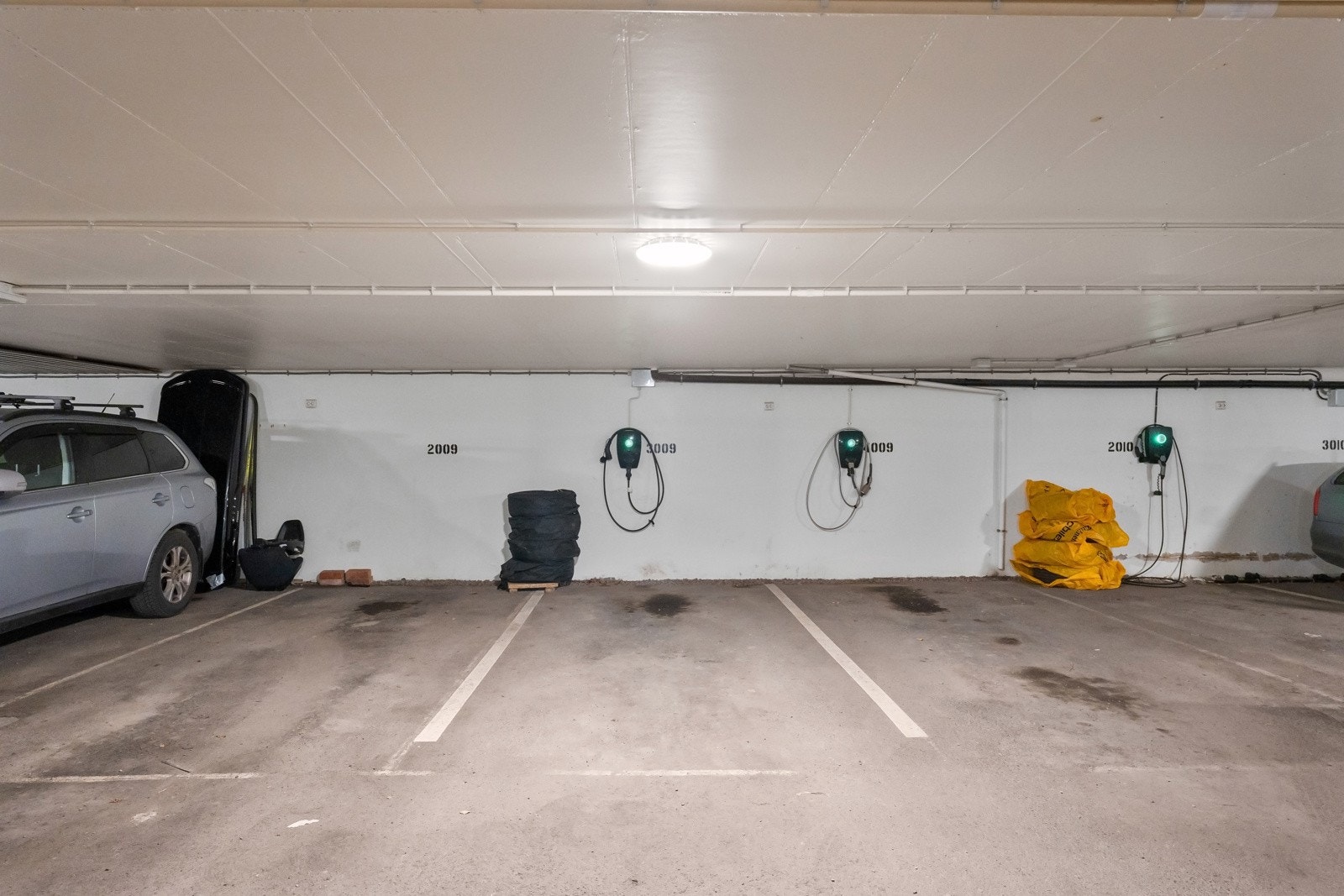Det medfølger garasjeplass i lukket anlegg. Det er montert el-lader. Galleribilde