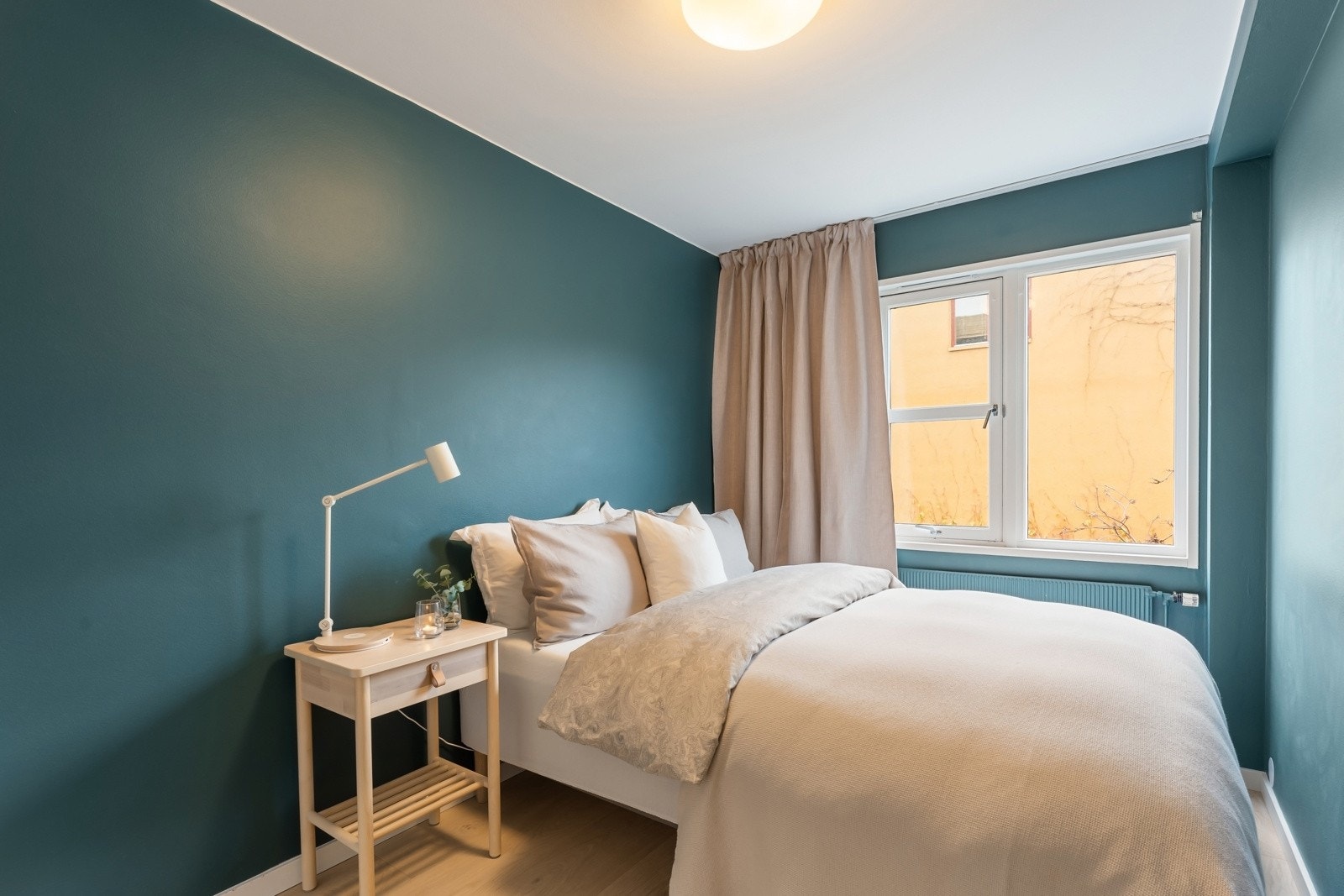 Soveromsvindu vender ut mot rolige, bilfrie fellesområder. Galleribilde