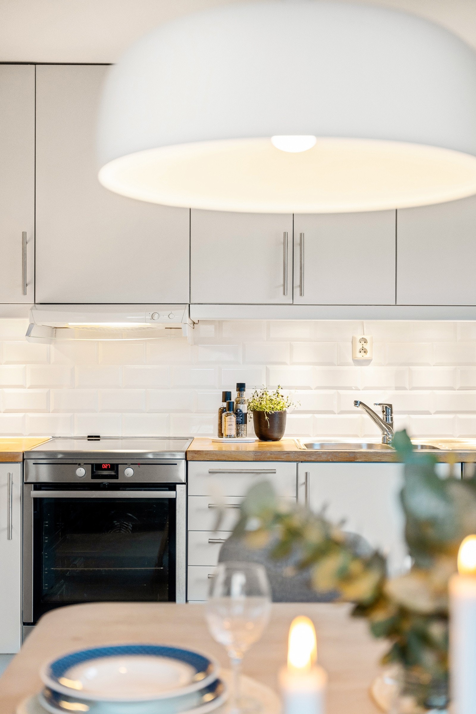 Lekkasjestopper er montert. Kjøkkenet har avtrekk via mekanisk ventilasjonsanlegg. Galleribilde