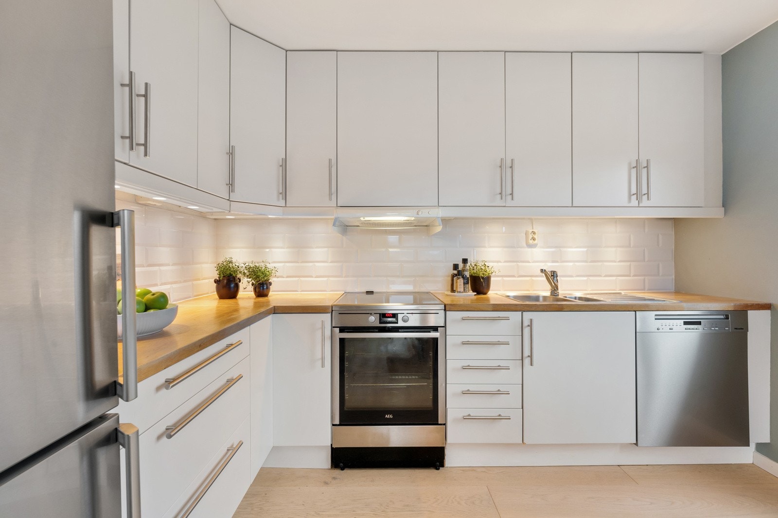 Videre er kjøkkenet utstyrt med hvitevarer som komfyr med platetopp, kjøleskap, ventilator og oppvaskkum med ettgreps blandebatteri. Det er også opplegg for vaskemaskin. Galleribilde