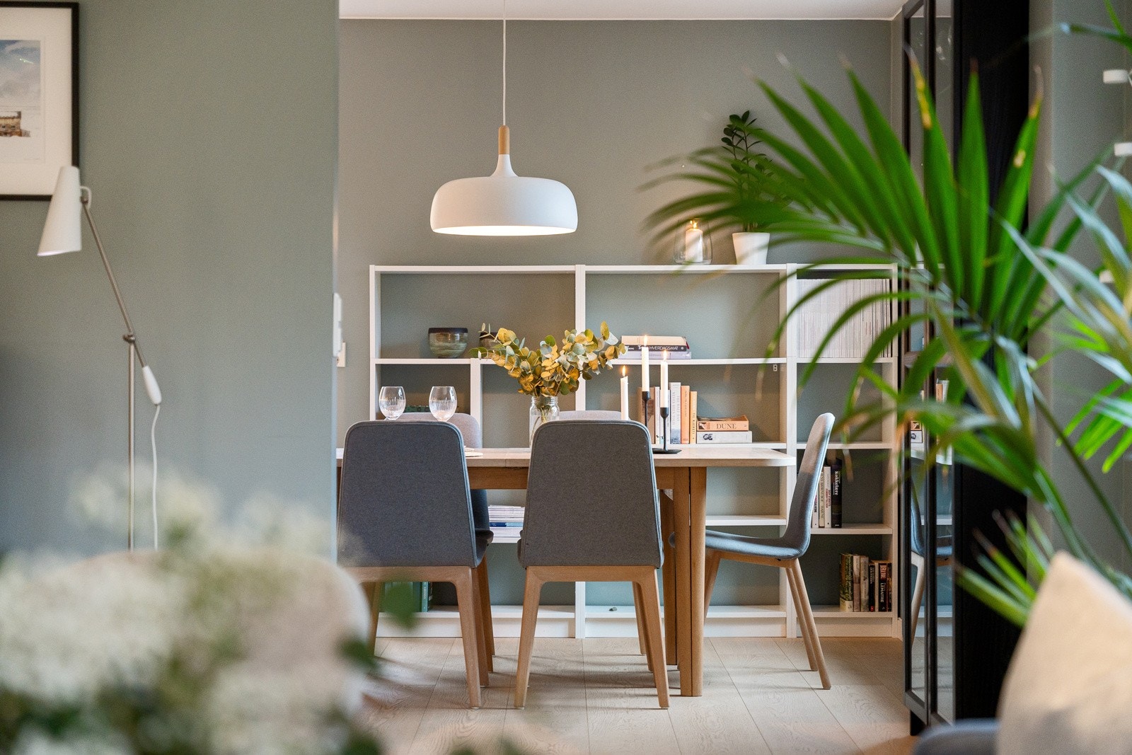 En delvis åpen løsning mot stuen finner du et tidløst spisekjøkken. Galleribilde