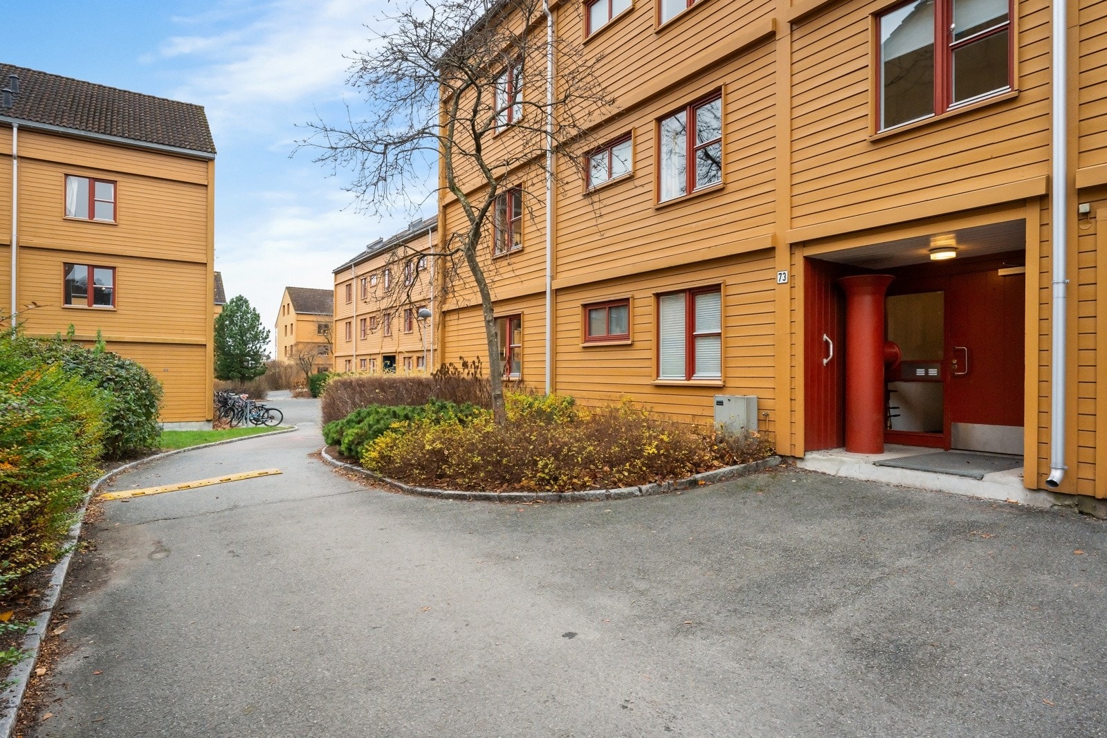 Her bor man tilbaketrukket og barnevennlig, samtidig som man har kort gangavstand til Frognerparken, Skøyenparken, kollektivtransport, dagligvare og yrende byliv i indre sentrumskjerne. Galleribilde