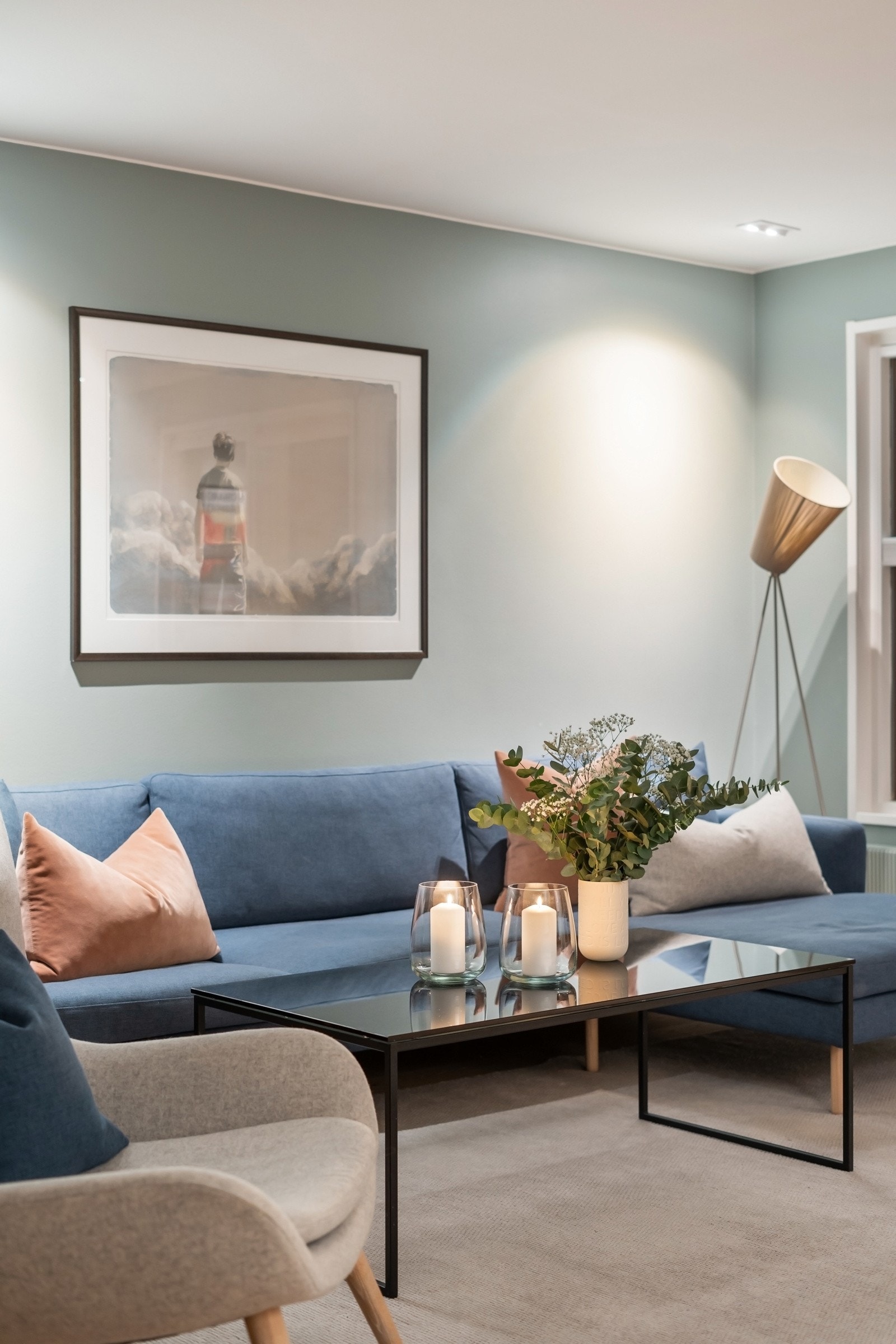 Stuens utforming gjør det enkelt å innrede etter eget ønske og det er god plass til sofagruppe og øvrig møblement. Galleribilde