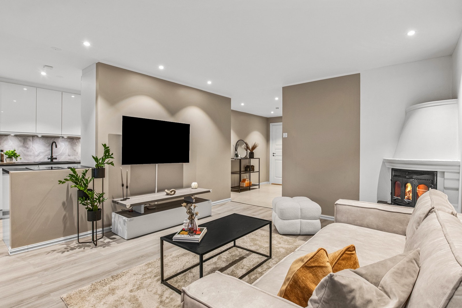 God plass til stor sofa- og tv sone Galleribilde