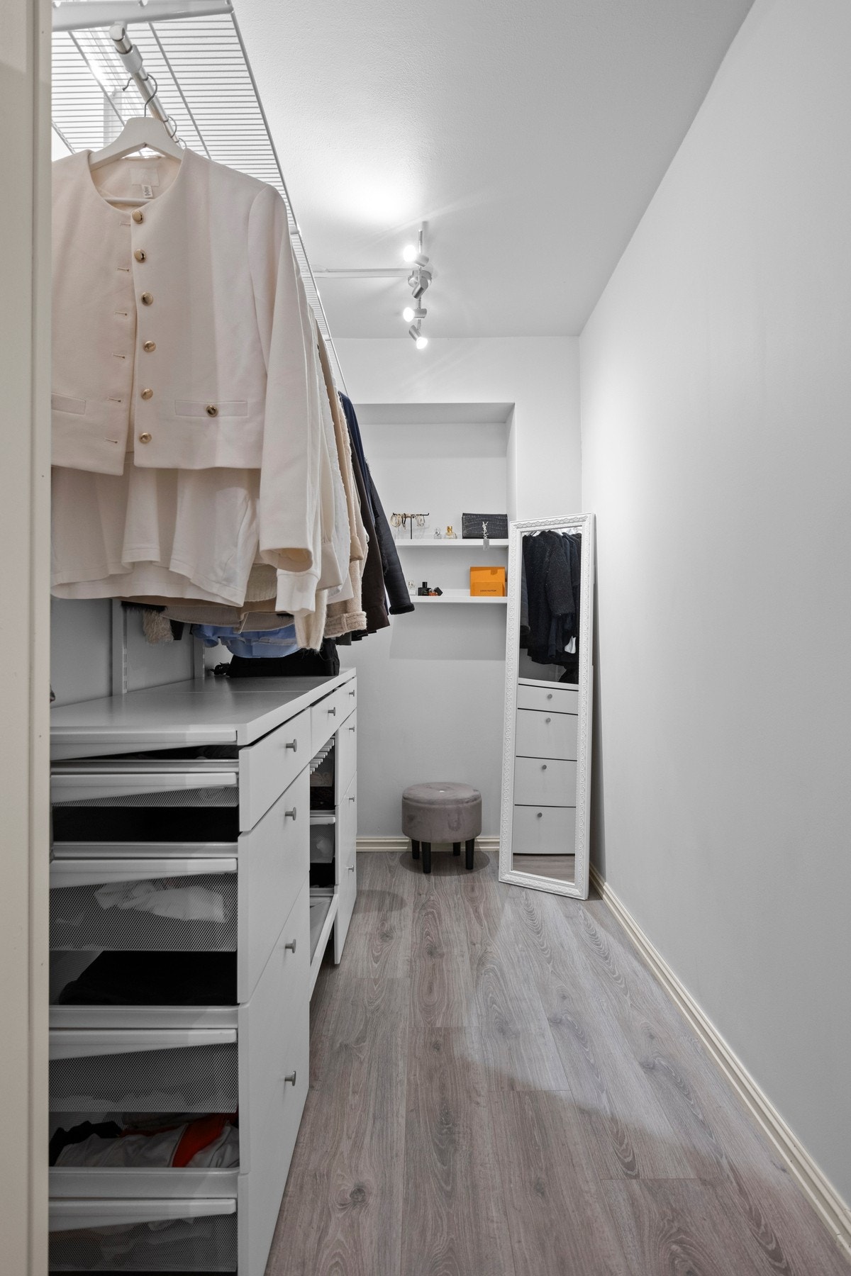 Stort og fint walk-in-closet i enden av rommet! Galleribilde