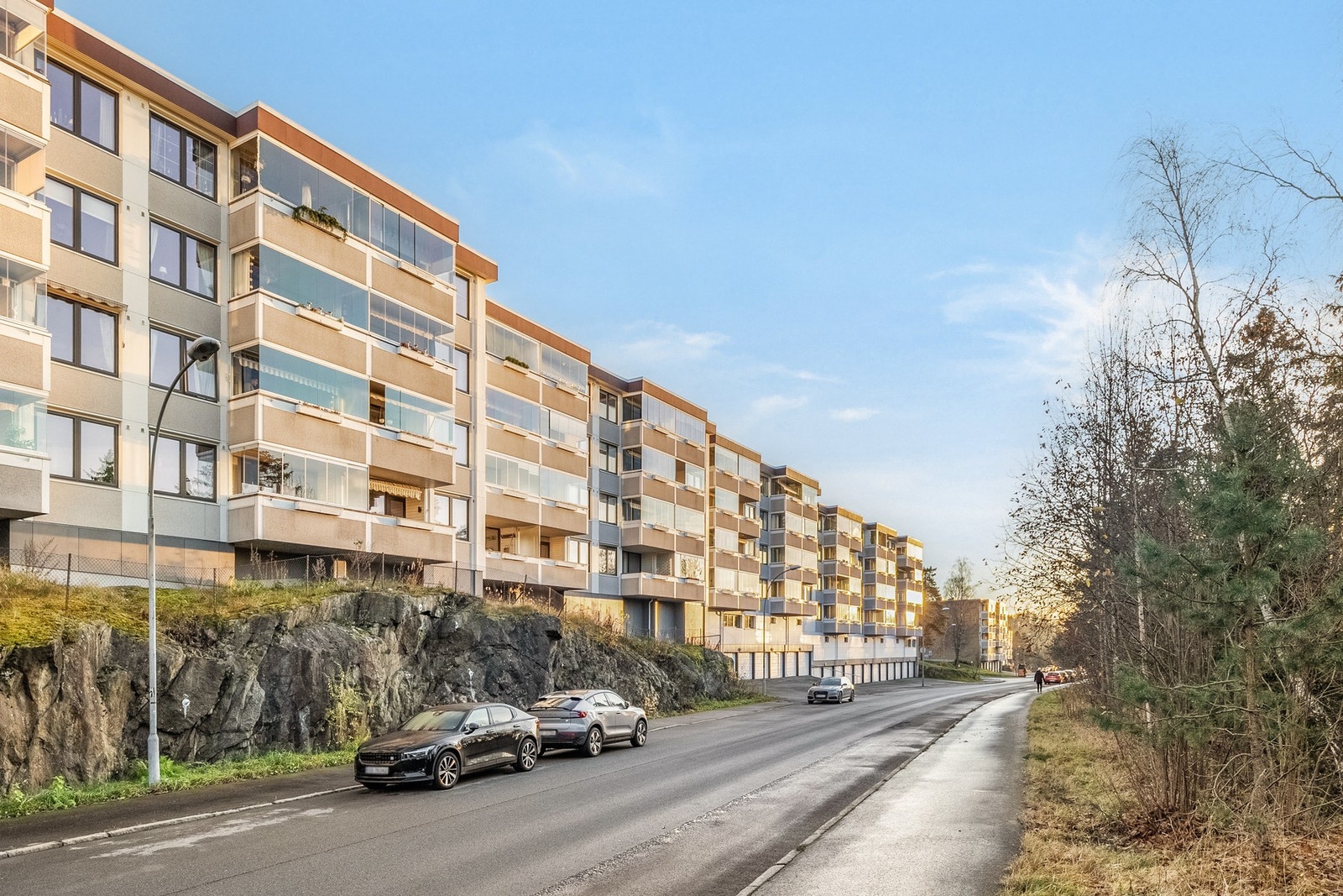 Gateparkering langs hele veien bak boligen Galleribilde