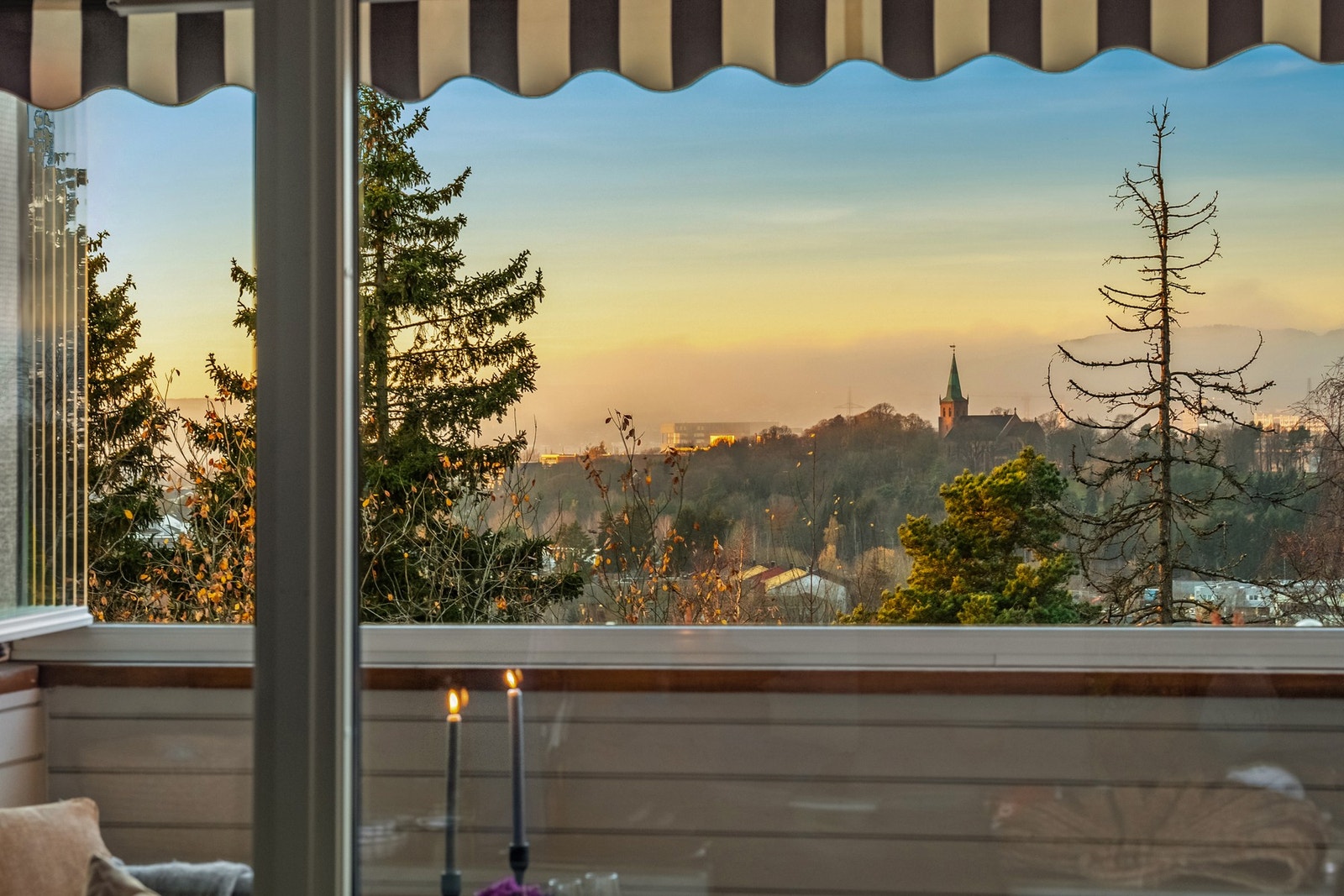 Her får du solnedgangene servert utenfor omtrent året rundt! Galleribilde
