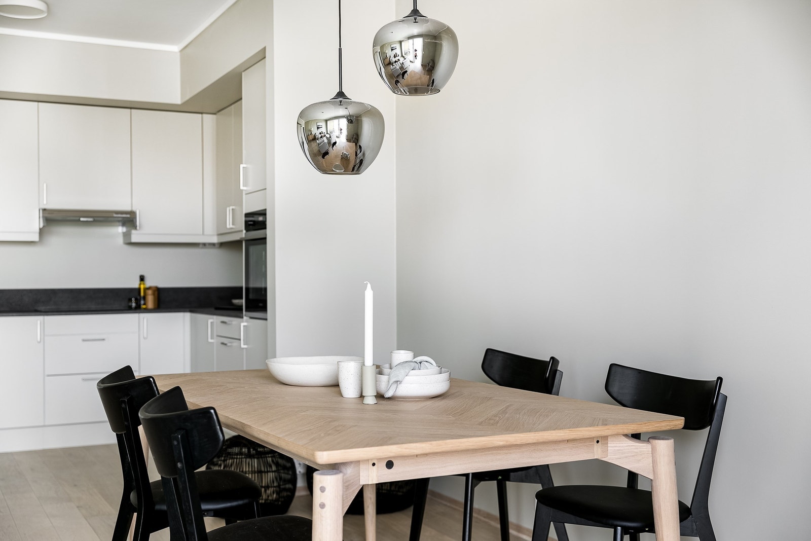 Kjøkkeninnredningen er montert i stuens indre hjørne, til fordel for en størst mulig disponibel gulvflate i rommet for øvrig. Galleribilde