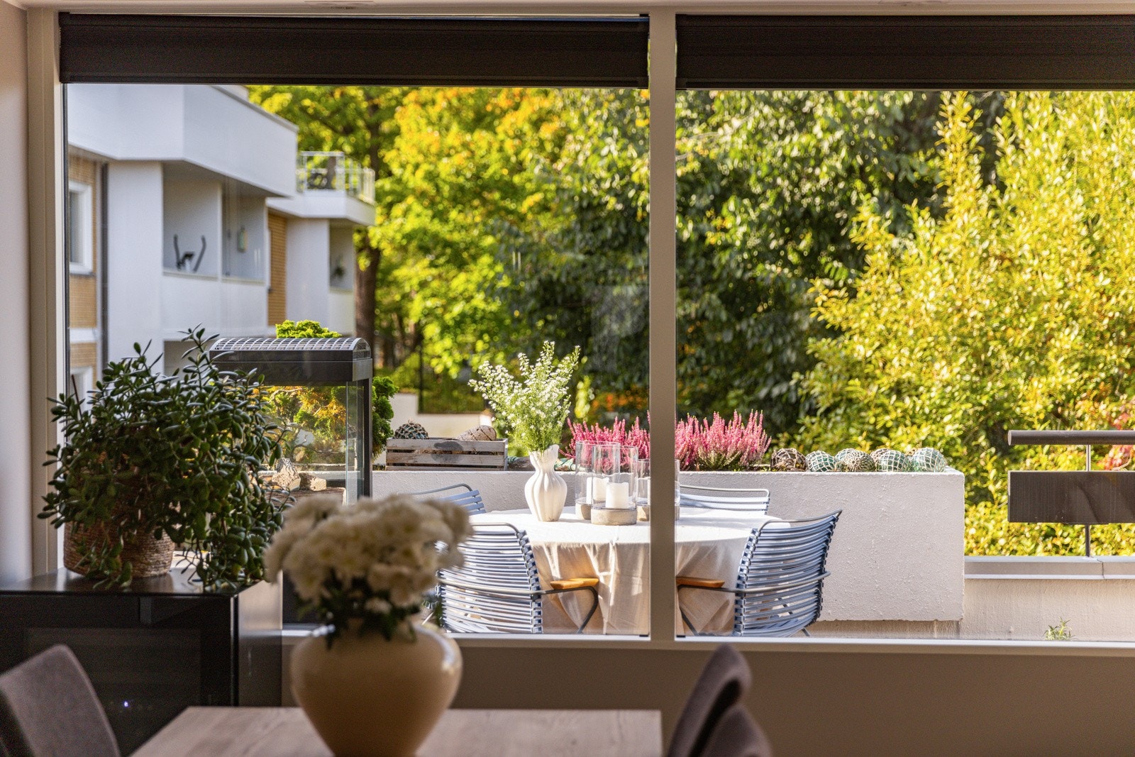 Fra stuen er det utgang til stor terrasse på 15m² som vender mot sydvest og har sol fra tidlig formiddag til sen kveld Galleribilde