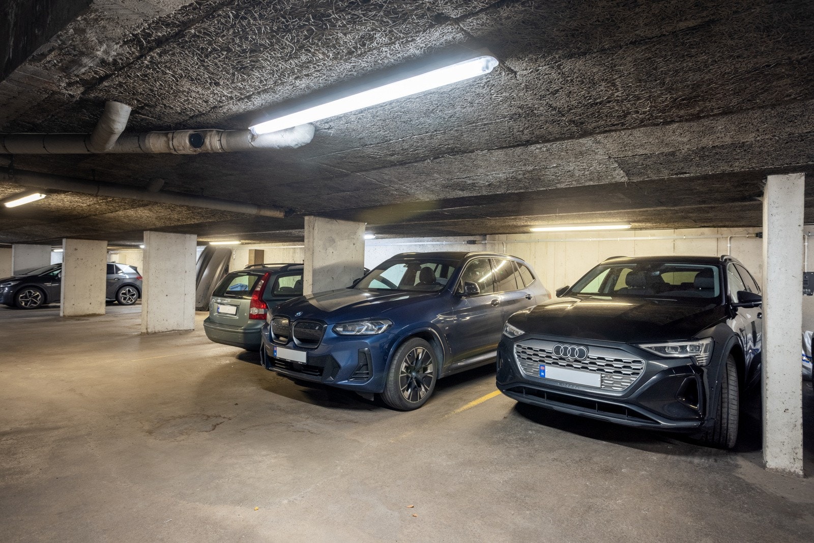 Det medfølger en parkeringsplass i felles garasjekjeller, og plassen har lader for elbil. I tillegg har sameiet fire gjesteplasser og felles sykkelparkering. Garasjeporten har elektrisk portåpner Galleribilde