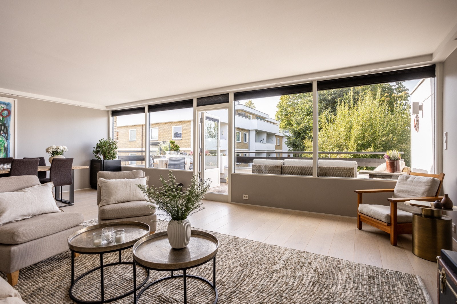 Stuen har god plass for både sofagruppe og spisebord Galleribilde