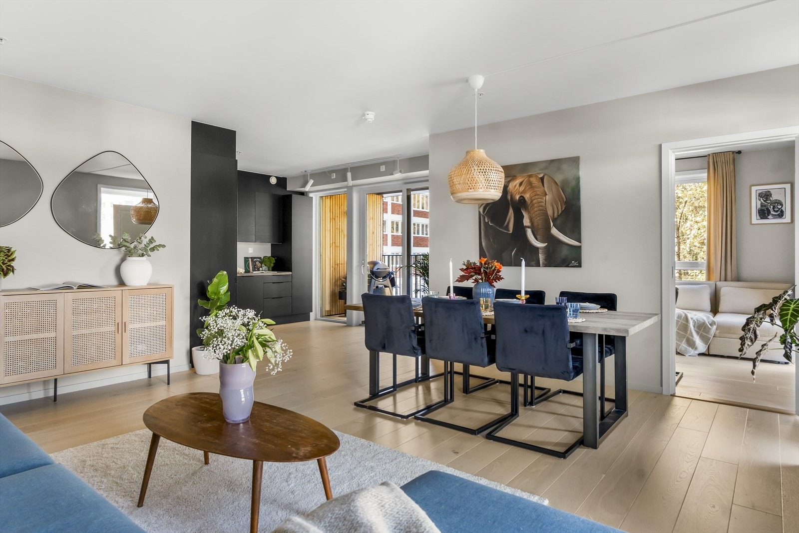 Velkommen til en vakker topp- og hjørneleilighet i populære Frysjaparken. En lekker ombygd 4-roms leilighet i 4. etasje med god intern beliggenhet. Galleribilde