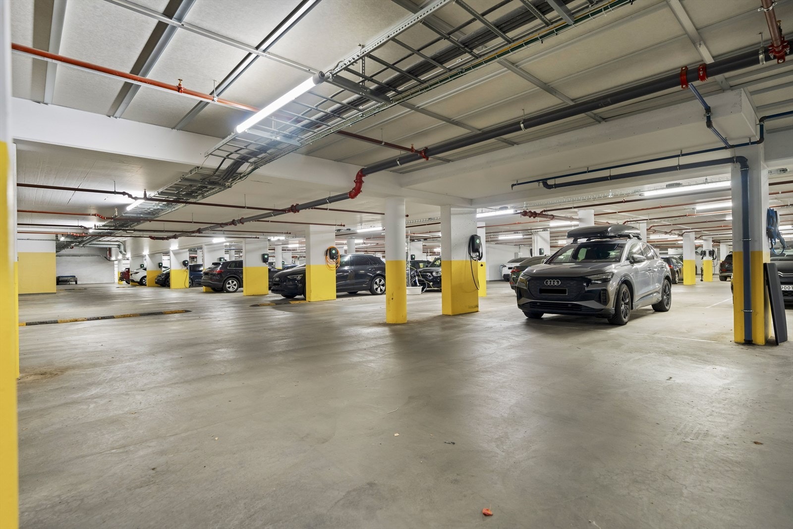 Det medfølger en garasjeplass med elbillader, merket med nr. 96. Galleribilde