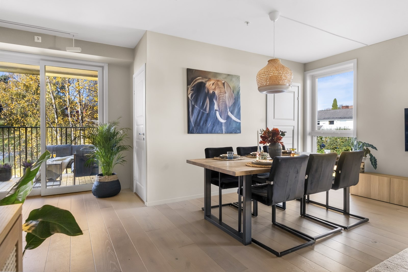 En nydelig stue med gode material og fargevalg. Nydelig parkett og lyse vegger med nordisk interiør gir en svært lun og avslappende stemning. Galleribilde