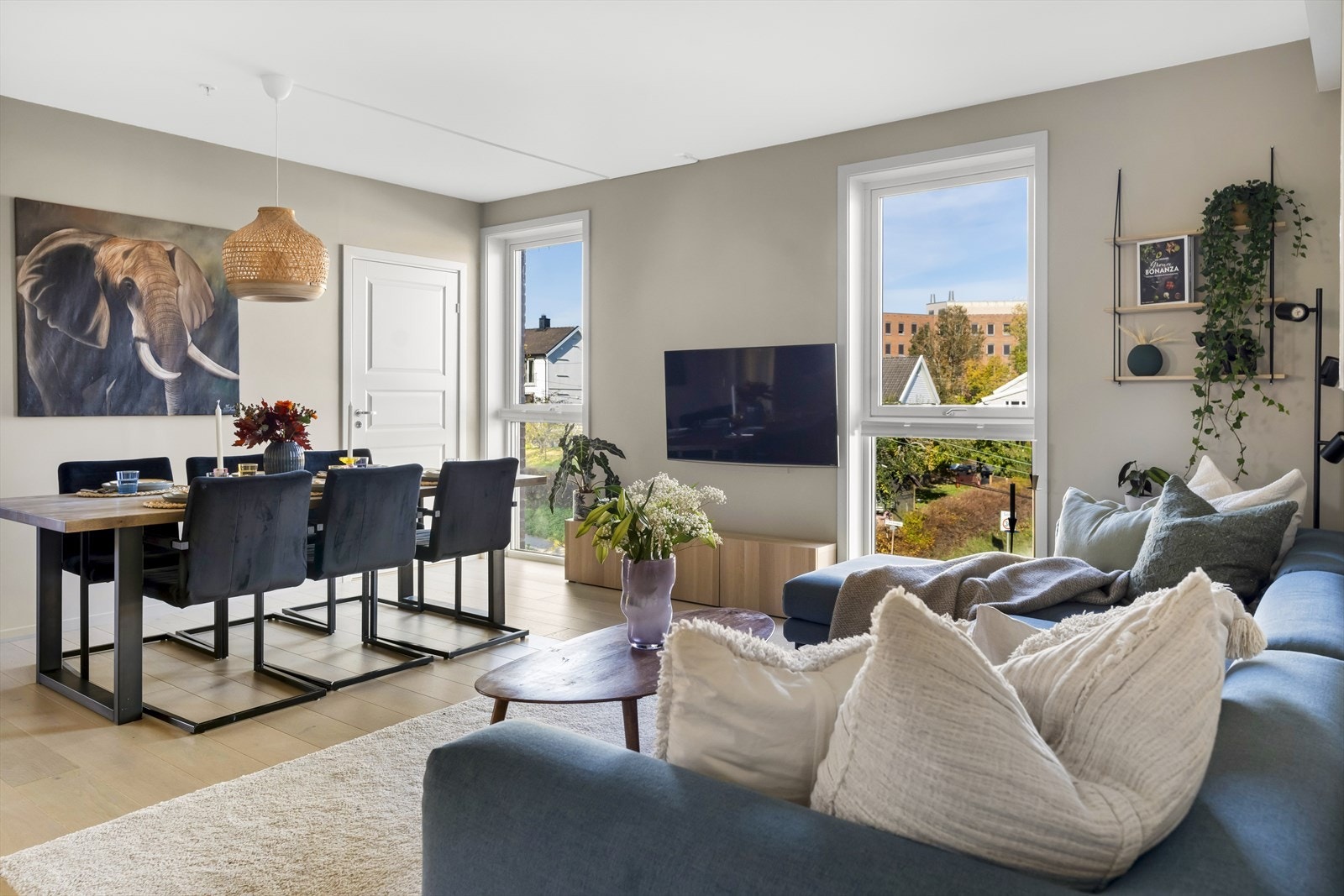 Ofte kan nybygg leiligheter ha små stuer, men her får du en leilighet med en stor og luftig stue hvor du kan flytte rett inn. Galleribilde