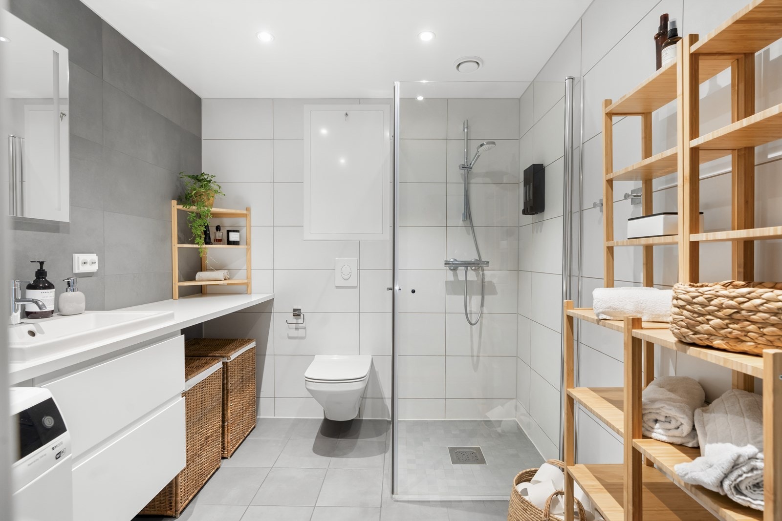 Leiligheten har et stort og pent flislagt baderom med innfelte downlights og vannbåren gulvvarme. Galleribilde