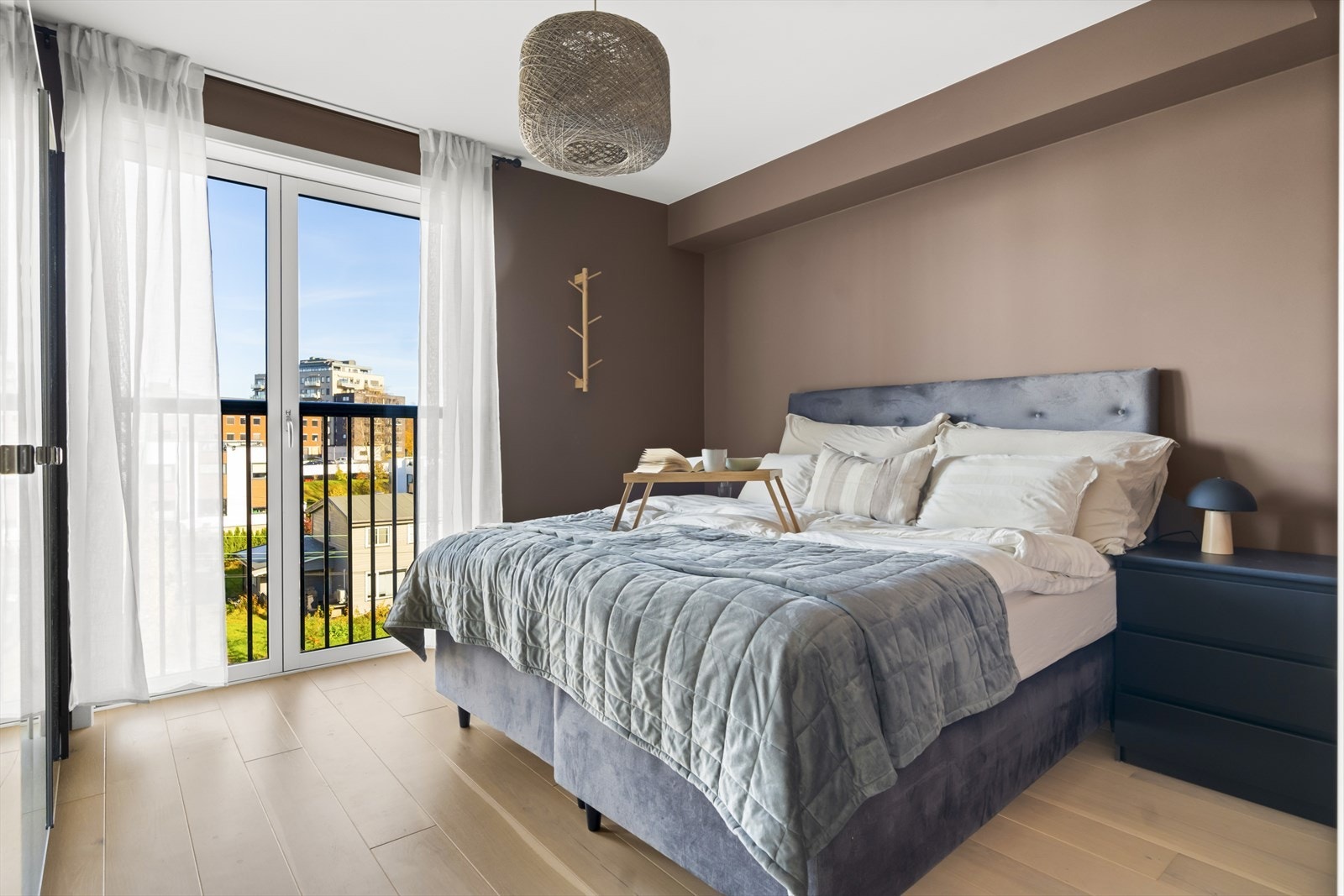 Et nydelig hovedsoverom av god størrelse med fransk balkong, malt i lun og behagelig burgunder tone. Mørke soverom bidrar til en god natt søvn. Det er også rikelig med skapplass da det er en stor garderobe med speil. Galleribilde