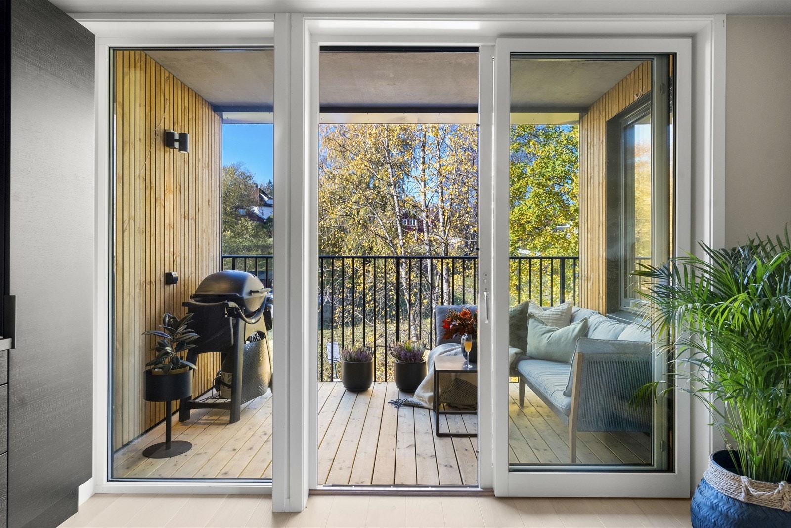 Fra stuen er det utgang til en skjermet og lun balkong. Om du ønsker sol om morgenen er den nydelige felles takterrassen kun 3 meter lengre bort i gangen i samme etasje. Her får du en fantastisk panoramautsikt. Det er også en fellestakterrasse i 5. etg. Galleribilde