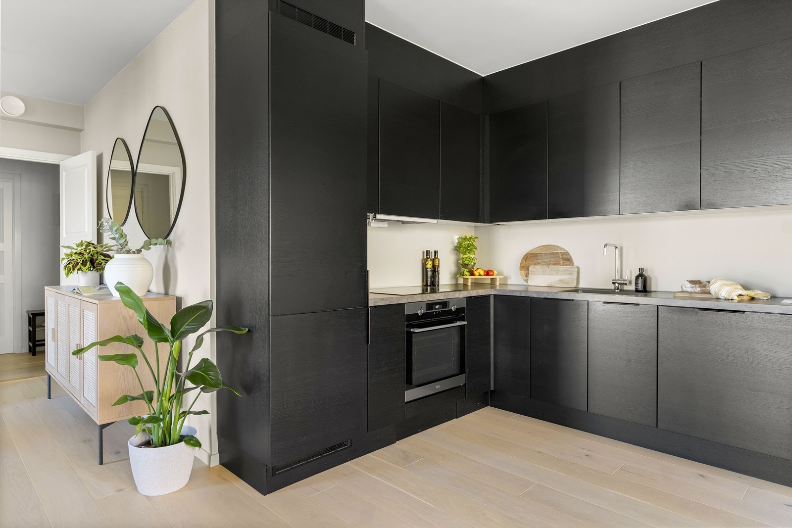 Integrerte hvitevarer og gode materialvalg fra HTH. Galleribilde