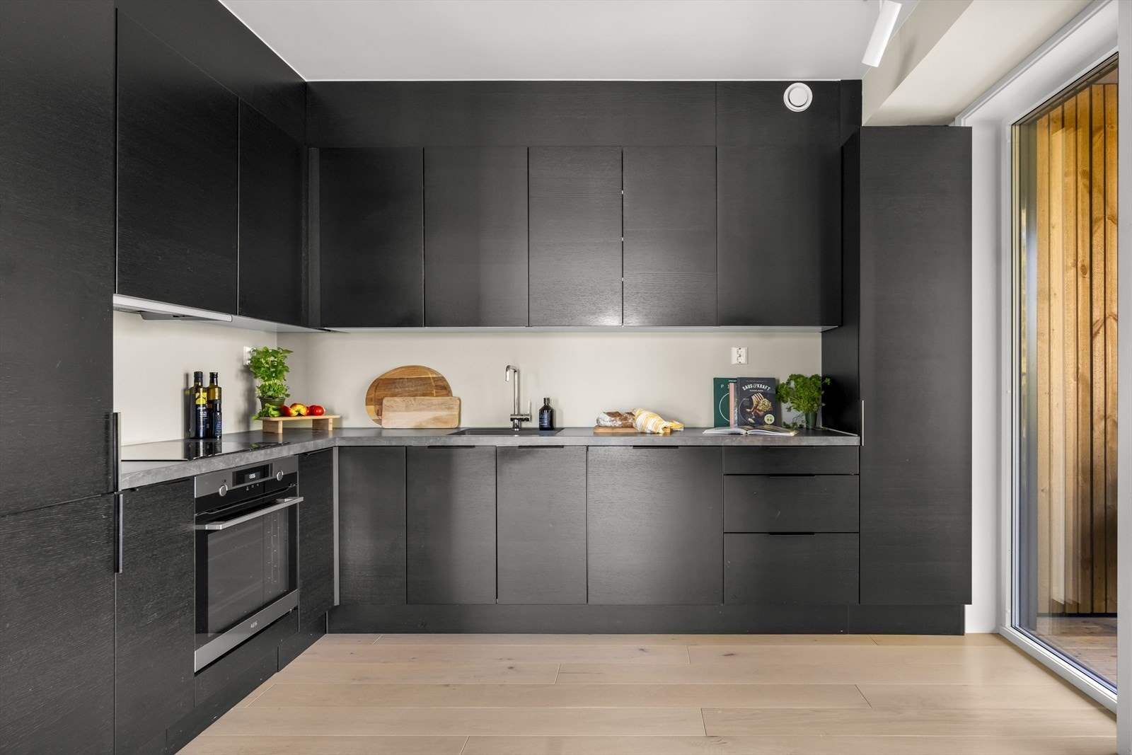 Stilrent HTH-kjøkken med god skap- og benkeplass. Her får du alt du trenger av skap og benkeplass. Om ønskelig er det god nok plass til å sette inn en kjøkkenøy. Galleribilde