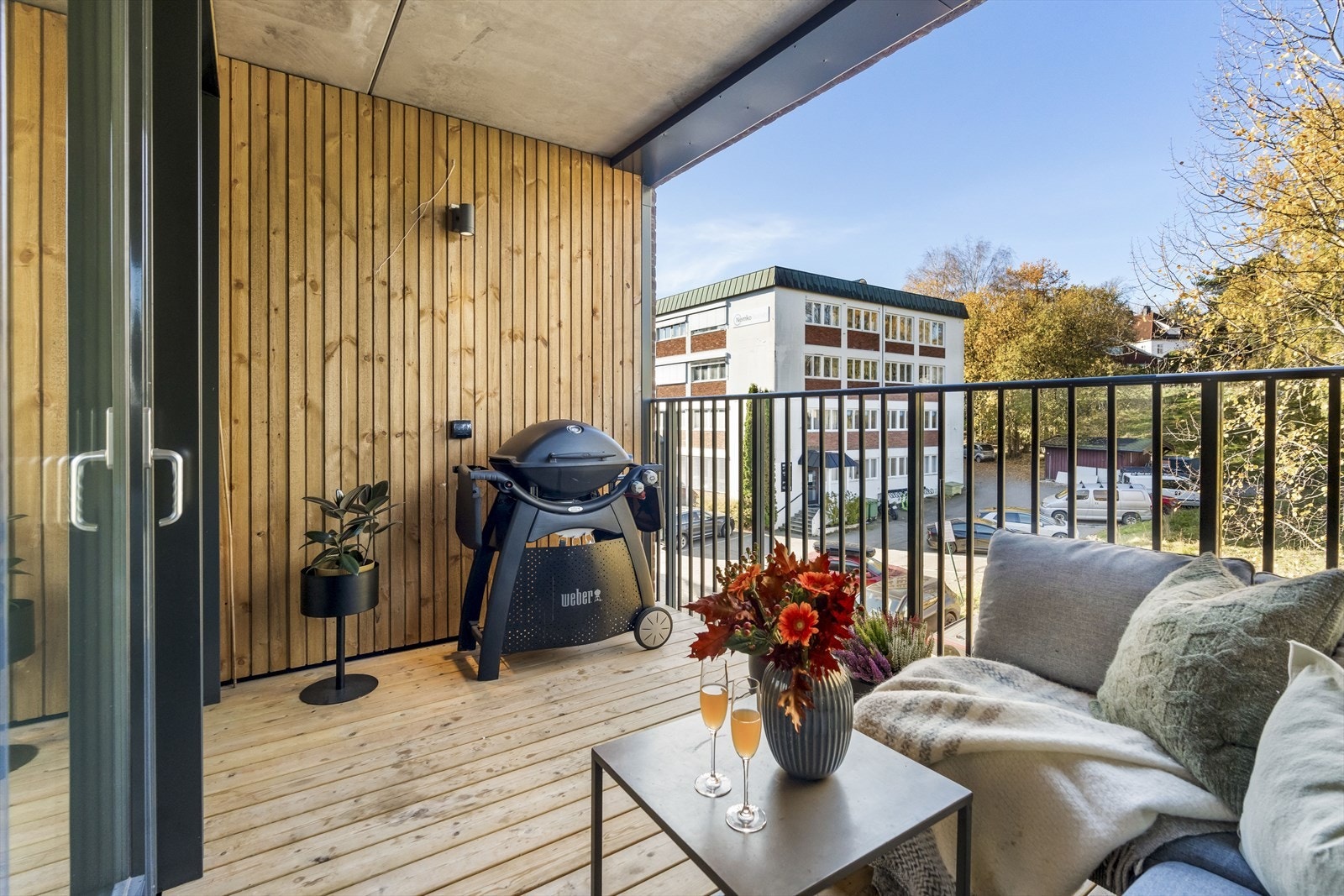 Balkongen er nordvendt på ca. 7 m² som vender ut mot et rolig og grønt område, perfekt for avslapning. Galleribilde