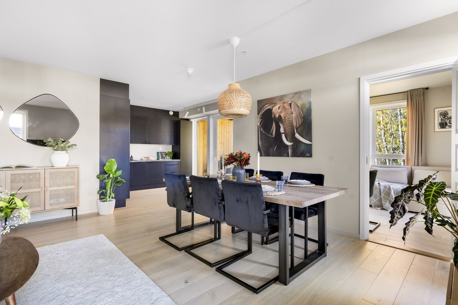 Leiligheten er utstyrt med balansert ventilasjon med varmegjenvinning, som gir et jevnt inneklima og bidrar til energibesparelser. Perfekt for den kalde høsten og vinteren i Norge. Galleribilde