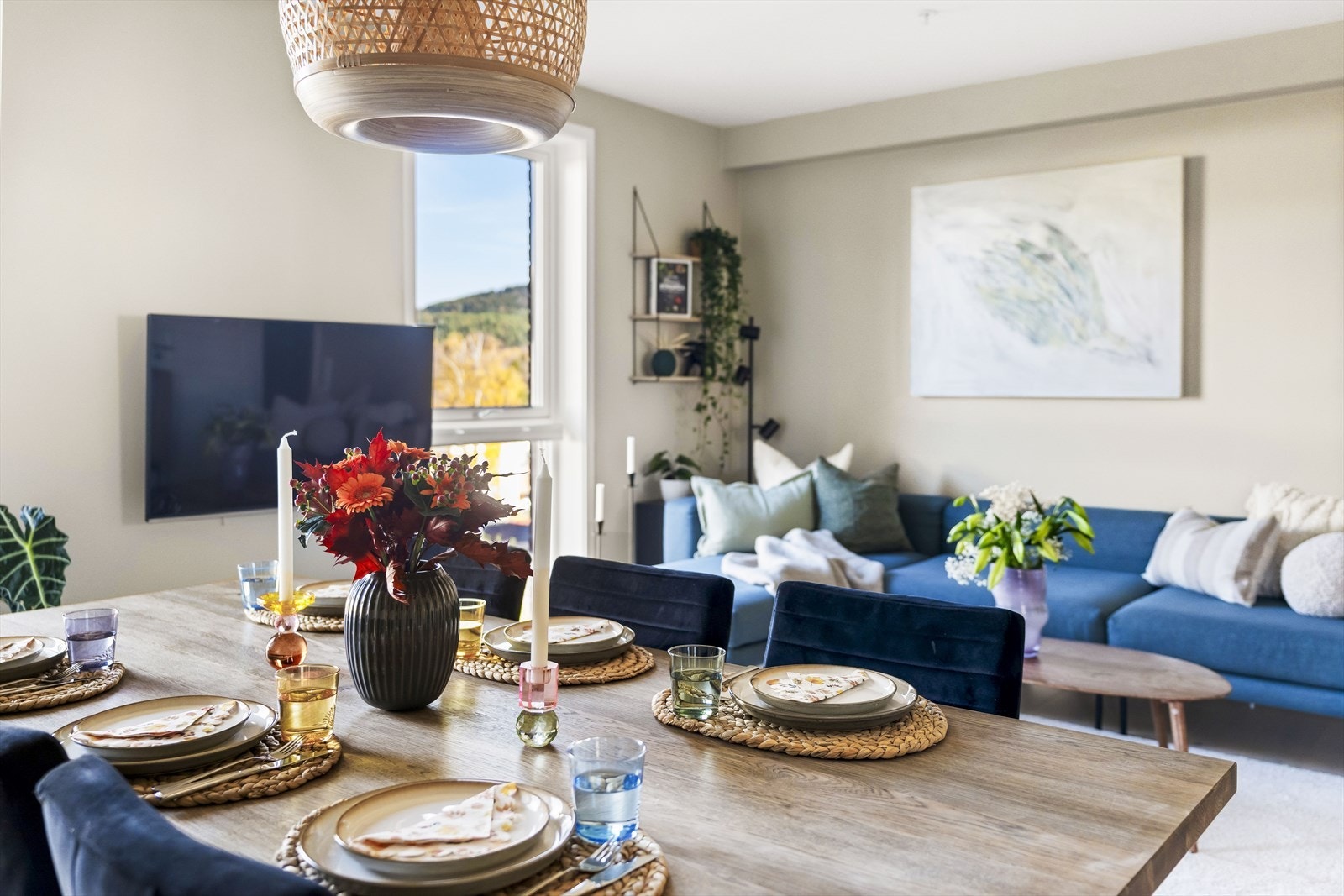 Her kan du nyte gode stunder med familie og venner i en åpen og luftig atmosfære med god plass til et godt langbord. For de største selskapene kan man trekke ut på takterrassen. Galleribilde