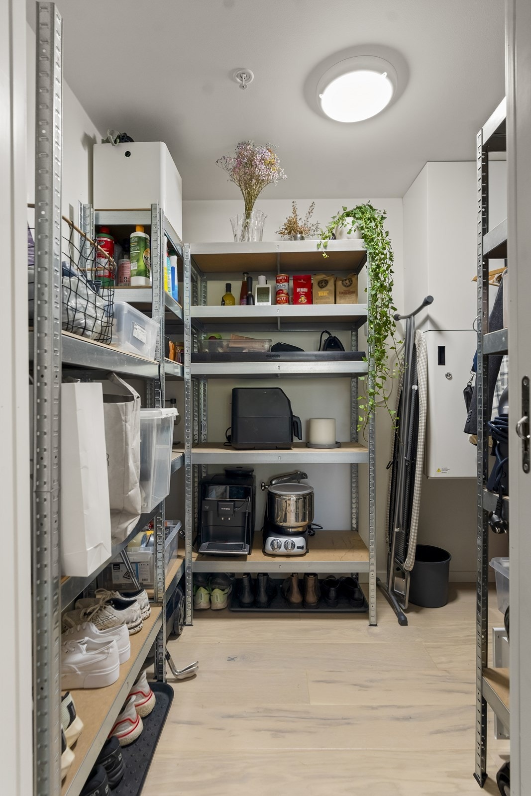 Leiligheten har en praktisk innvendig bod med god plass til klær, sko og utstyr. Denne boden gjør det enkelt å holde boligen ryddig og organisert, samtidig som du har lett tilgang til alt du trenger. Galleribilde