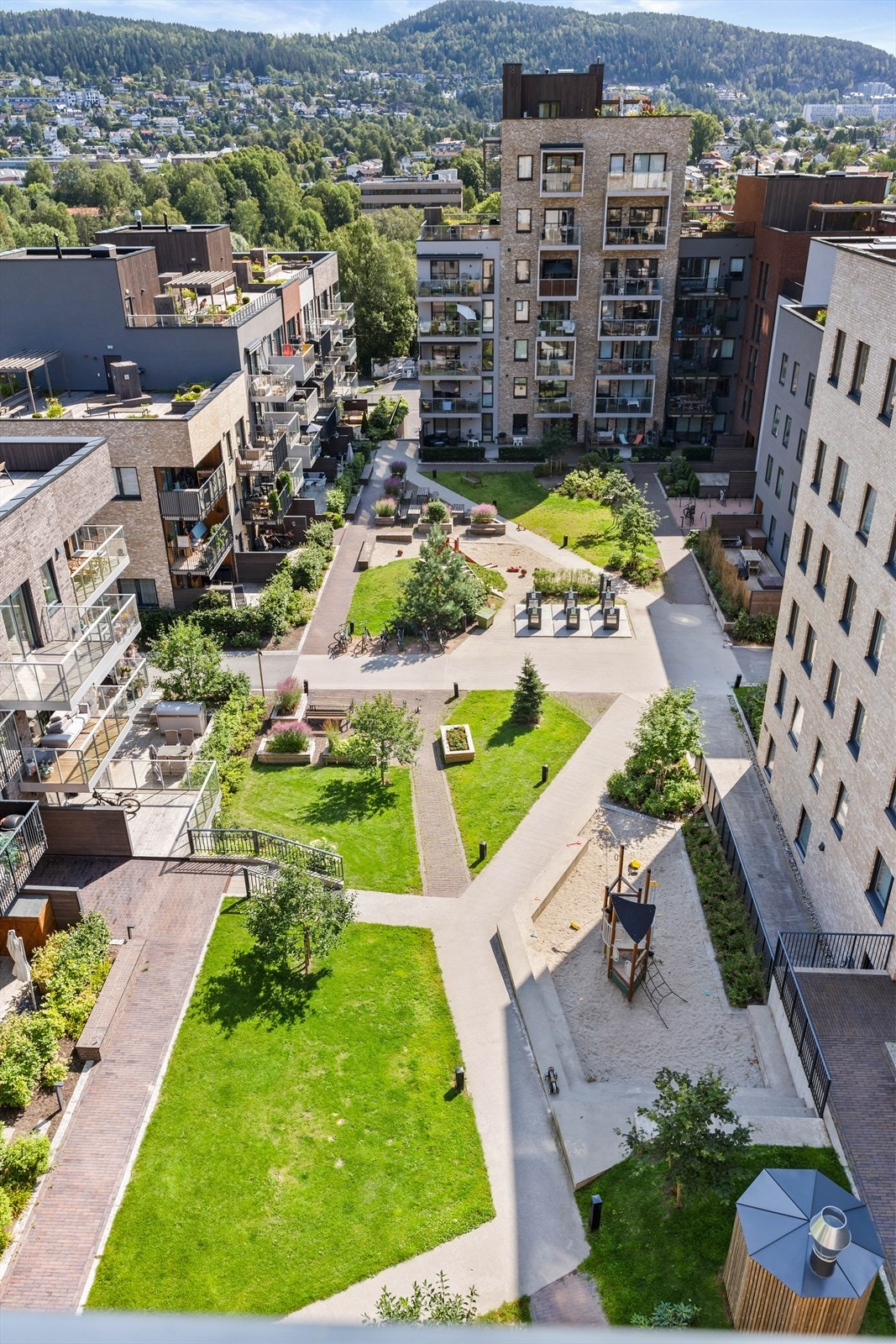 I tillegg er det flere hyggelige sittegrupper og grøntarealer. Galleribilde