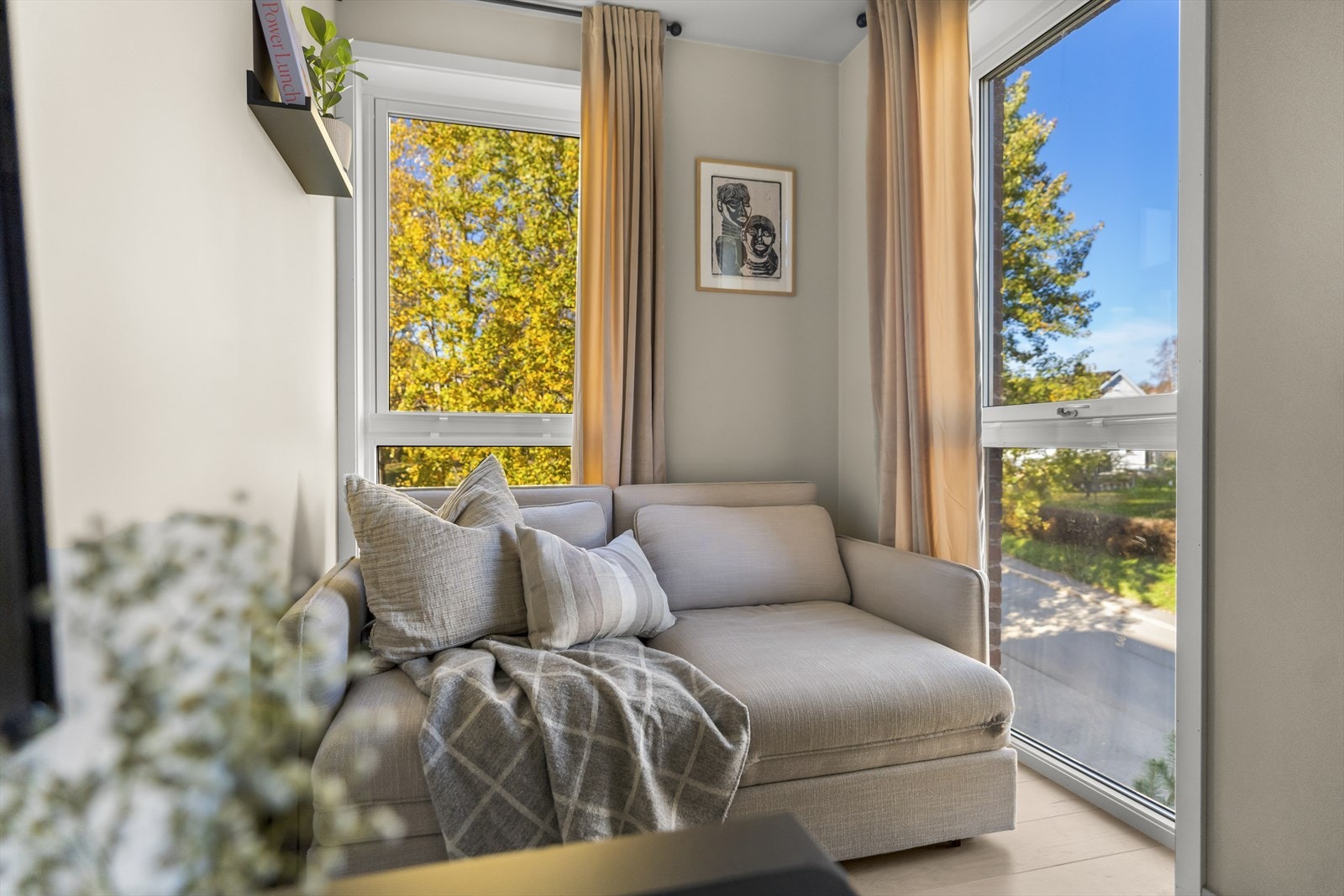 Desidert et av favorittrommene i boligen da du får så mye godt naturlig lys fra to sider! Galleribilde