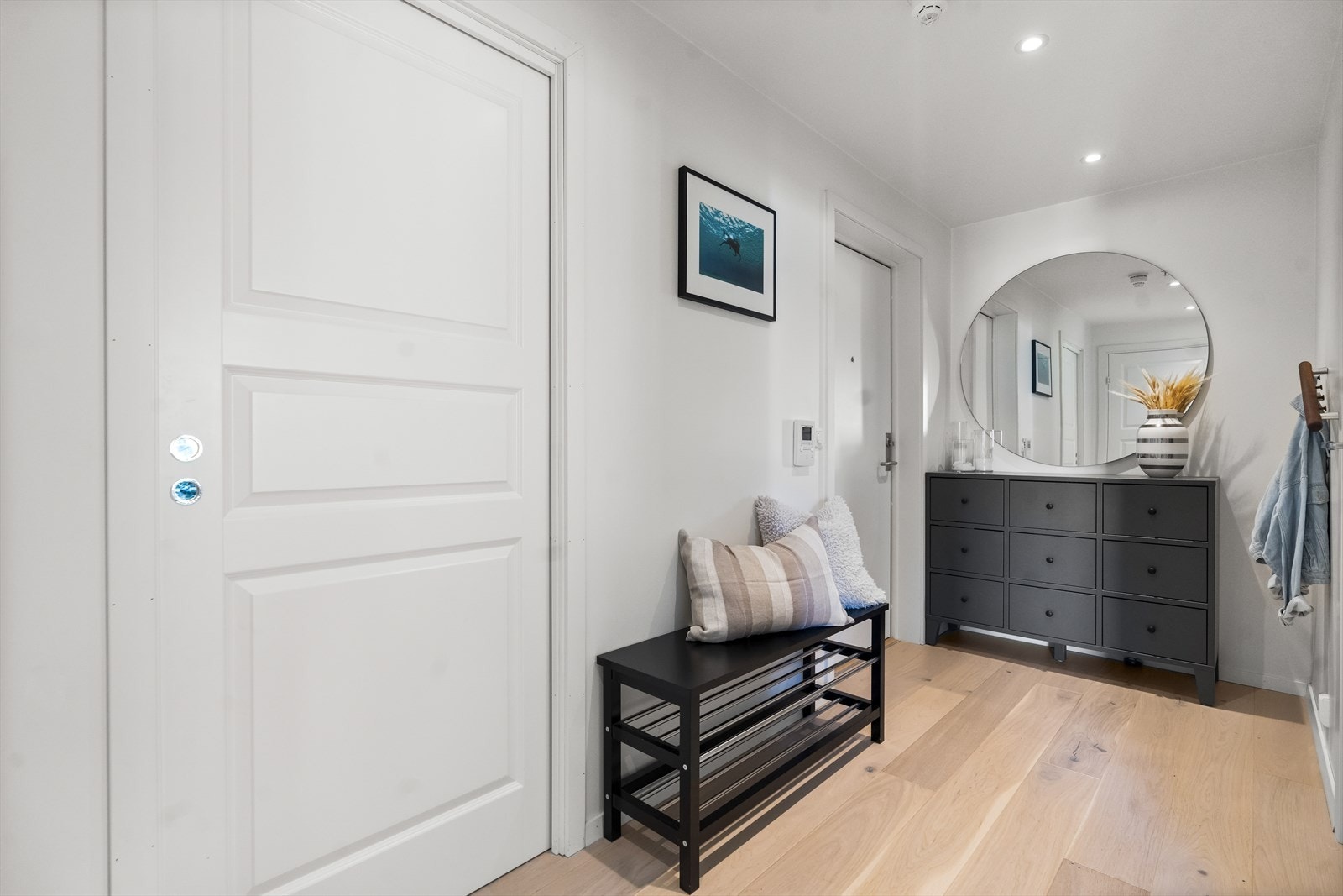 Leiligheten har en innbydende entré som skaper et umiddelbart godt førsteinntrykk. Galleribilde