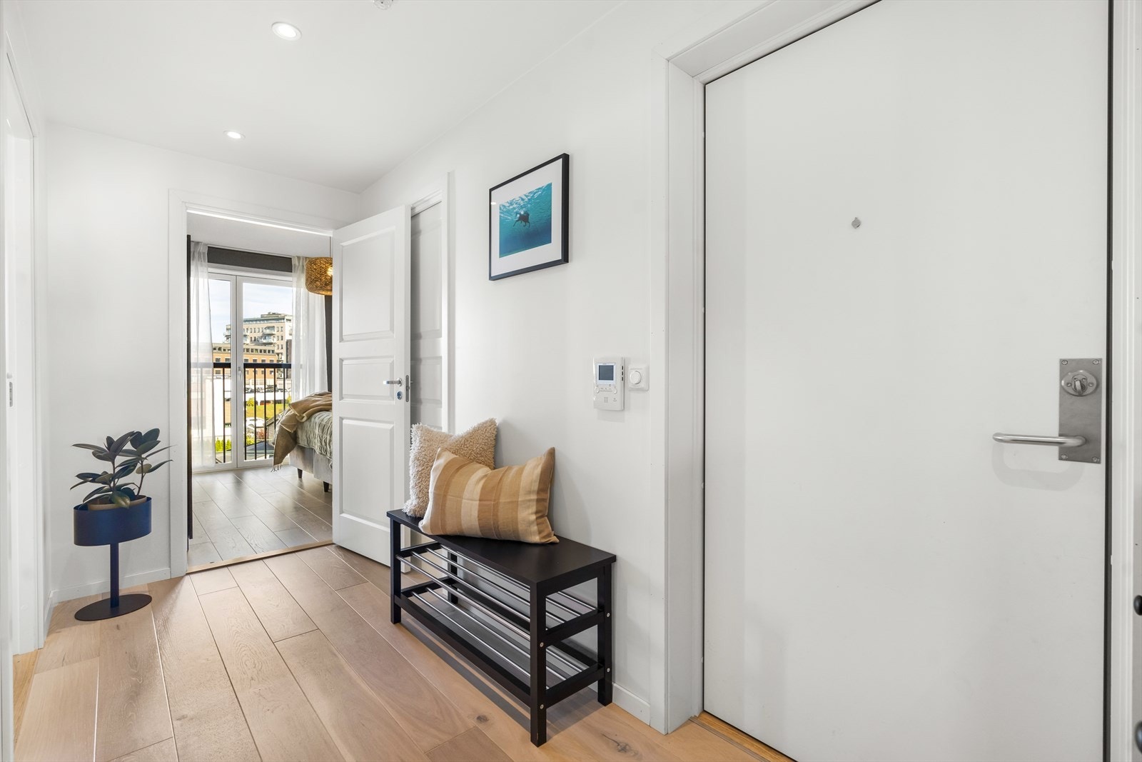 Lys og romslig gang med en stor og praktisk innvendig bod og en sportsbod på 7 m². Galleribilde