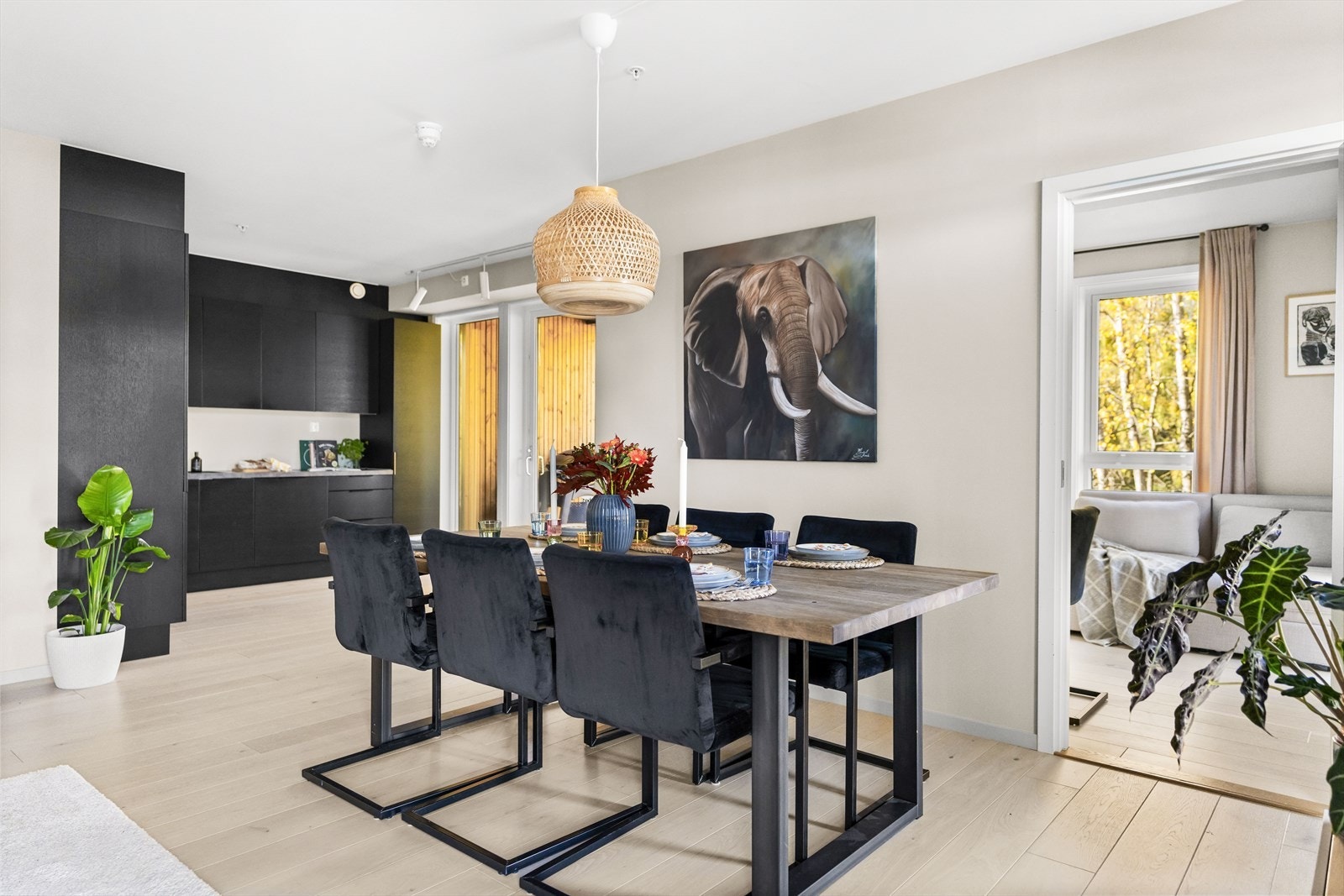 En optimal planløsning med åpen stue-kjøkkenløsning hvor kjøkkenet er tilbaketrukket som gir en følelse av at det er to ulike soner. Galleribilde