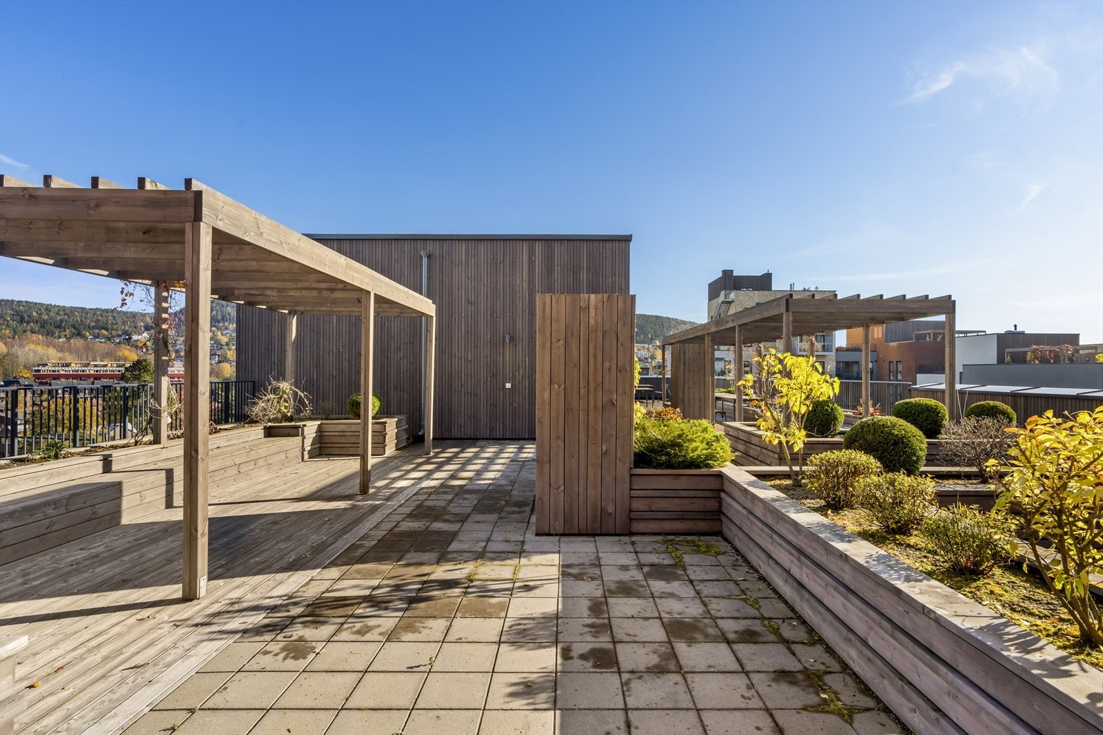 Borettslaget har en nydelig takterrasse med fantastisk utsikt, perfekt for avslapning og sosiale sammenkomster. Takterrassen er i samme etg som leiligheten og er ca kun 3 meter fra døren inn til leiligheten. Galleribilde