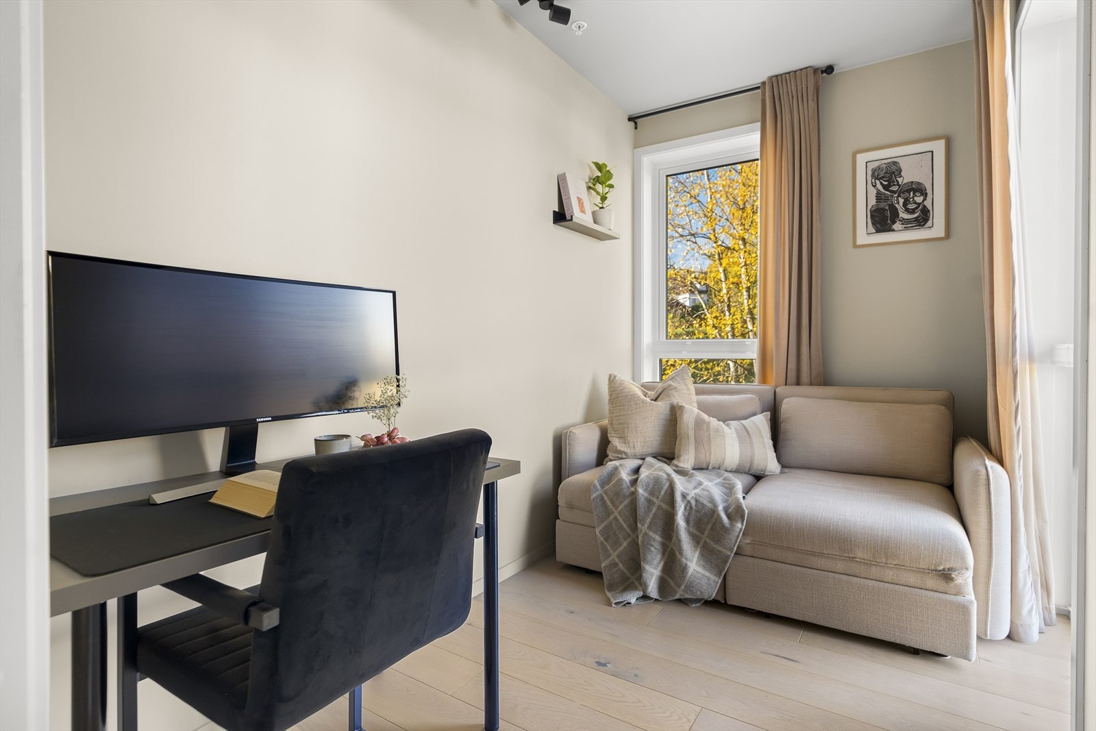 Leiligheten har i tillegg 2 andre soverom hvorav soverom 2 egner seg utmerket som kontor, gjesterom eller barnerom, avhengig av dine behov, og gir fleksibilitet til ulike bruksområder. Galleribilde