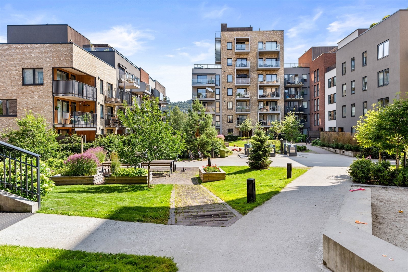 Borettslaget har flotte fellesareal og en nydelig bakgård med blant annet lekeapparat for de minste. Galleribilde